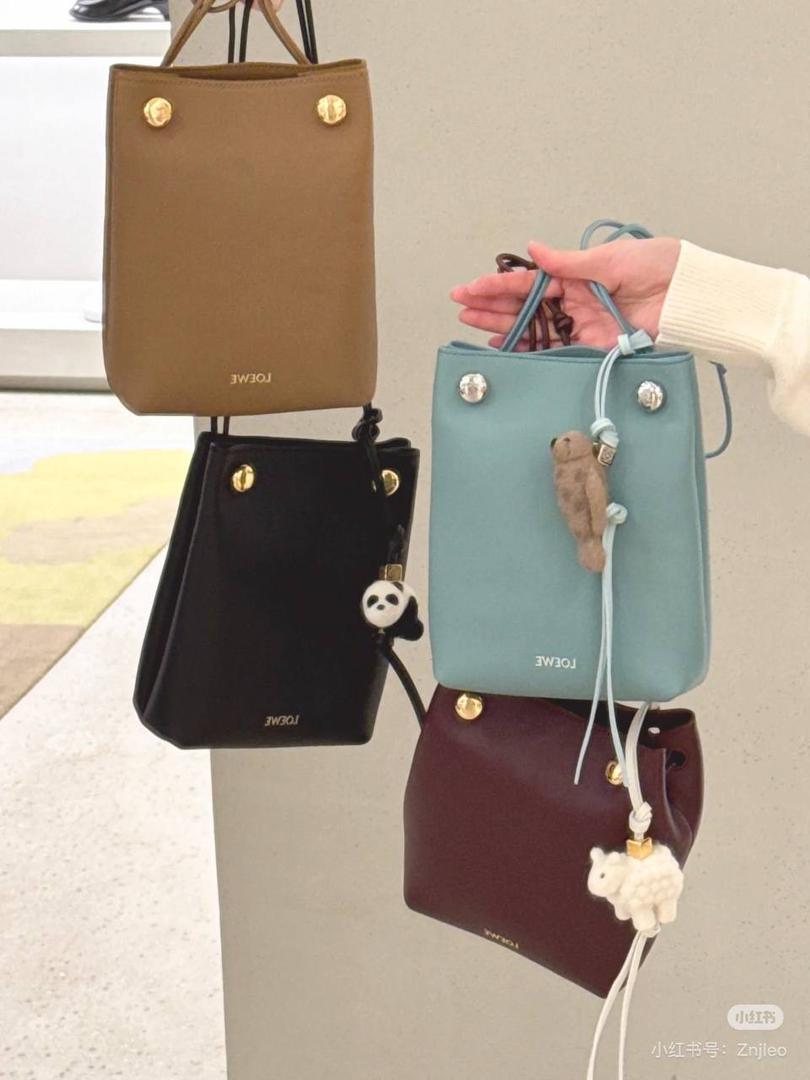 Loewe Cubi 小号皮革肩背包