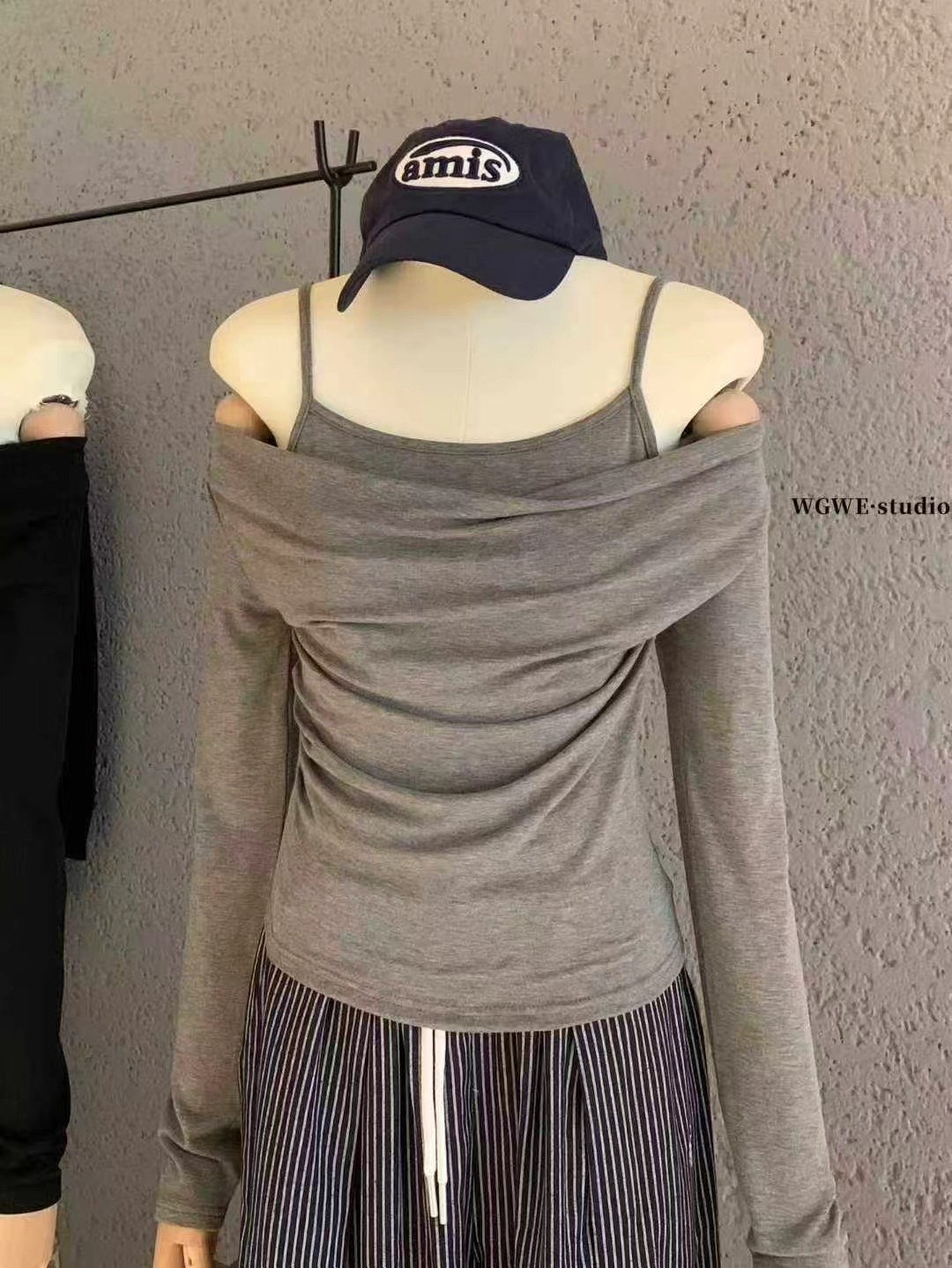 1715 RUCHED OFF-SHOULDER TOP 褶皱一字肩上衣