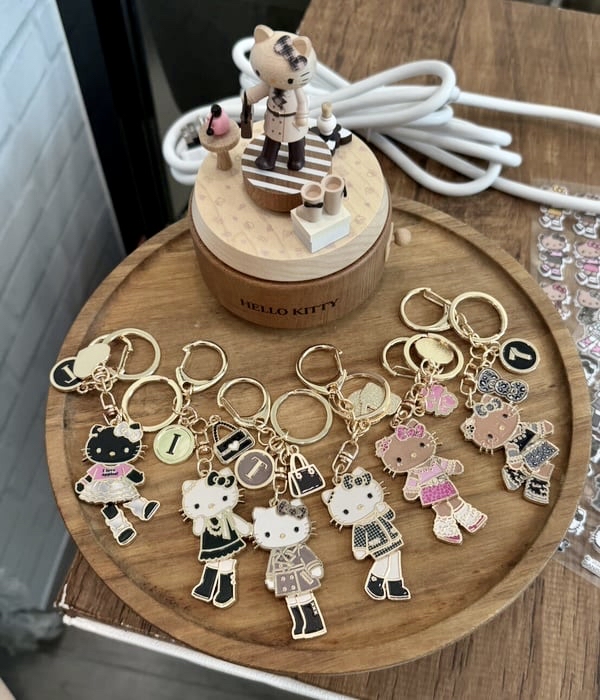 （約6月尾到貨）🇹🇼台灣超商限定 限量長腿Kitty 金屬吊飾 隨機款式💕