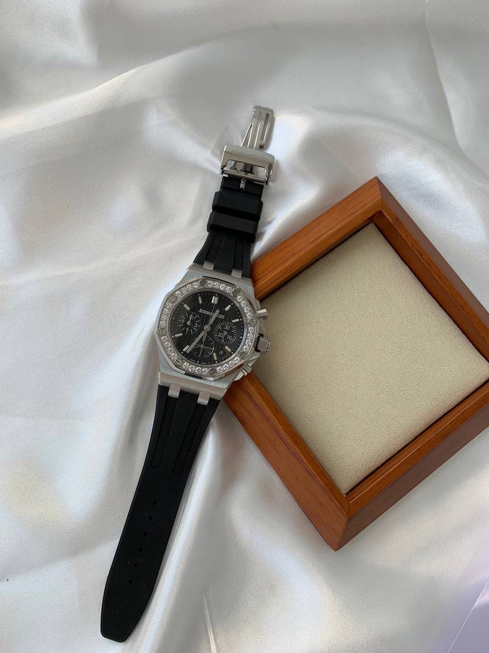 爱彼女款、小红书爆款，喜欢大表盘的女生、必备款，表盘37MM、蓝宝石防刮花玻璃，316精钢表壳、纯手工镶嵌32颗莫桑钻、搭配瑞士多功能石英机芯精准走时，表带采用进口橡胶工艺，佩戴舒适不过敏、折叠扣设计，佩戴便捷，数量有限，先到先得，多种色系，穿搭任选！