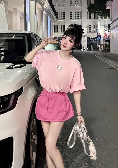 粉色T恤和牛仔裤裙两件套