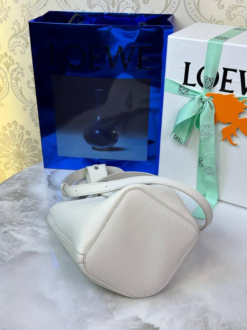 ♥️𝙈𝙞𝙣𝙞 𝙋𝙚𝙗𝙗𝙡𝙚 𝘽𝙪𝙘𝙠𝙚𝙩 ——【白色荔枝纹】 尺寸：𝟏𝟔-𝟏𝟔-𝟗.𝟓𝐜𝐦 编码：062339 【配全套礼盒】 🎈标志性Anagram鹅卵石点缀，配以纯粹简约线条以及瞩目设计风格，诠释全新𝙋𝙚𝙗𝙗𝙡𝙚手袋👜 🎈自带一根🉑拆卸🉑调节的肩带，一包多背，多样化风格，秀场大放异彩😀内里容量超大，日常实用性强👌 🎈配全套专柜礼盒🎁，给你满满的仪式感👀