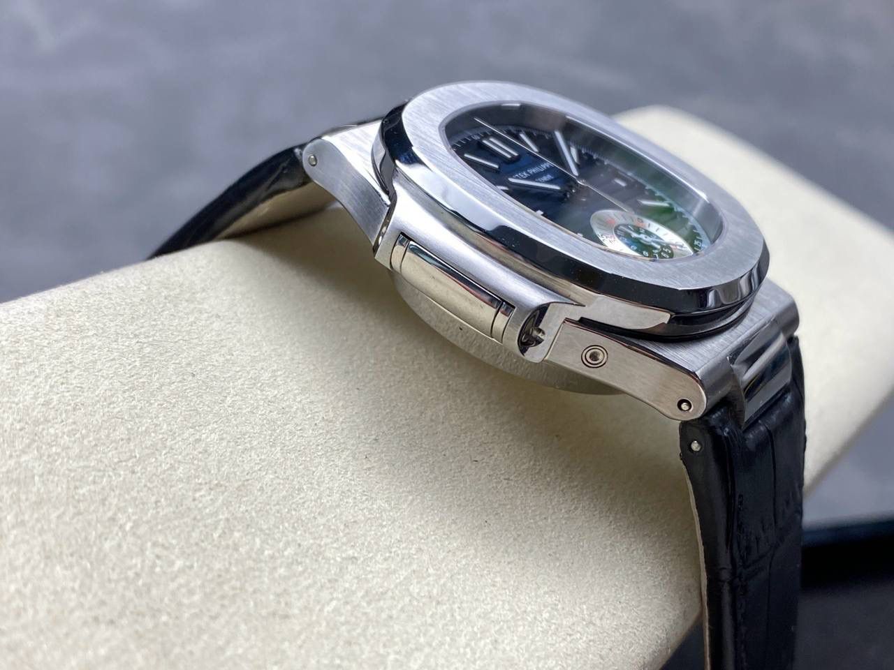 V2版真功能🌐真小秒！3K工厂 百达翡丽鹦鹉螺5980/1A-014多功能计时腕表V2版本，真小秒、真功能！【表壳】腕表尺寸40.5毫米，同正品一致的枕型表壳采用正面拉丝，侧面抛光的两种工艺组合，层次感分明，质感十足。尽显精湛工艺。【表带】采用原装表带一比一量身打造，每节表带的中央抛光部位，都能呈现钻石的形状，尽显高级质感。【机芯】3K厂采用定制版PP.CH28-520机芯，完美还原正品，时分秒，日期，和计时大秒功能。3K匠心之作，欢迎各位表友品鉴🌐