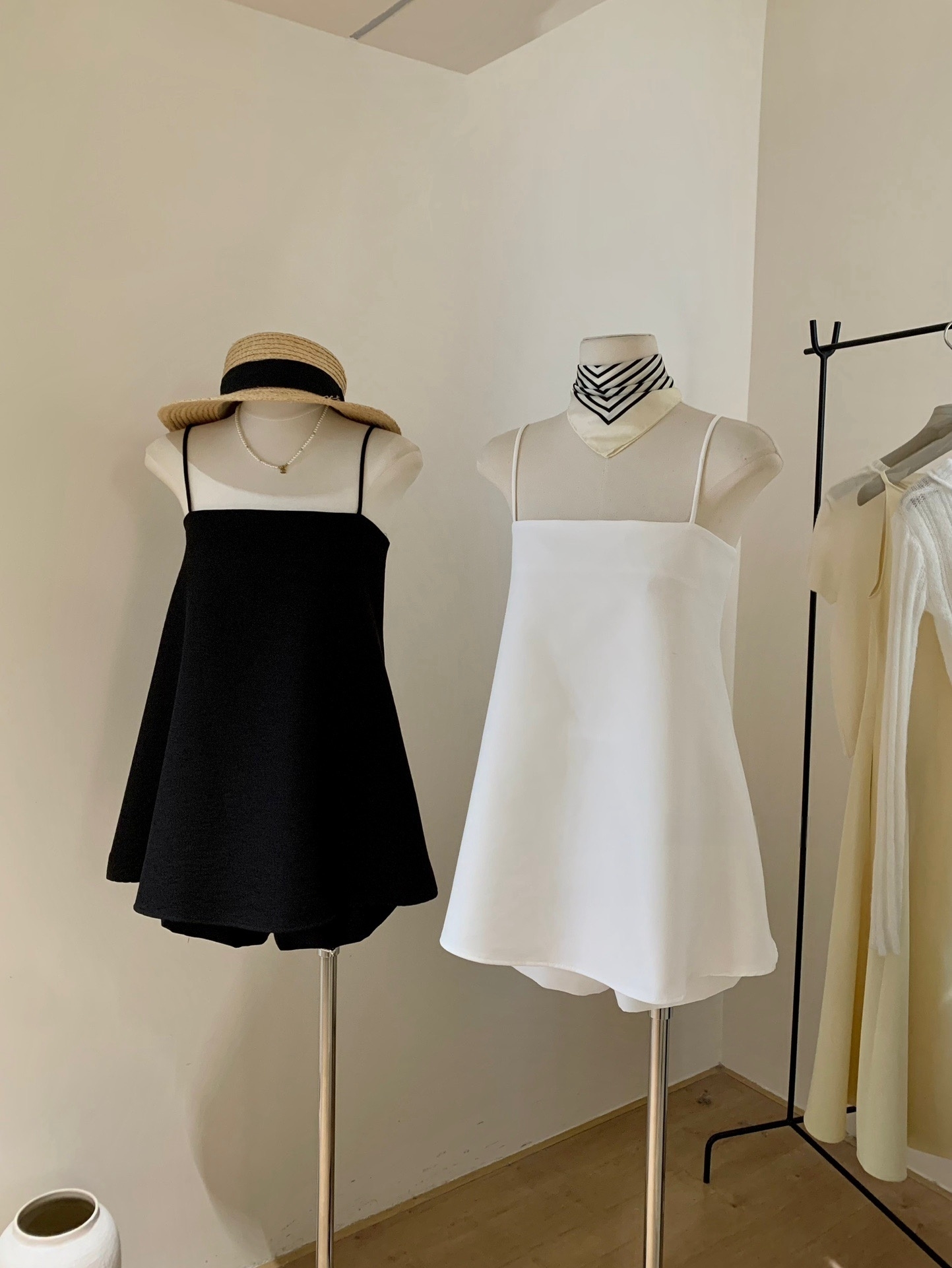 Maya Top + Short Sets 法式高级感吊带上衣+短裤套装 ( 2 Colours )