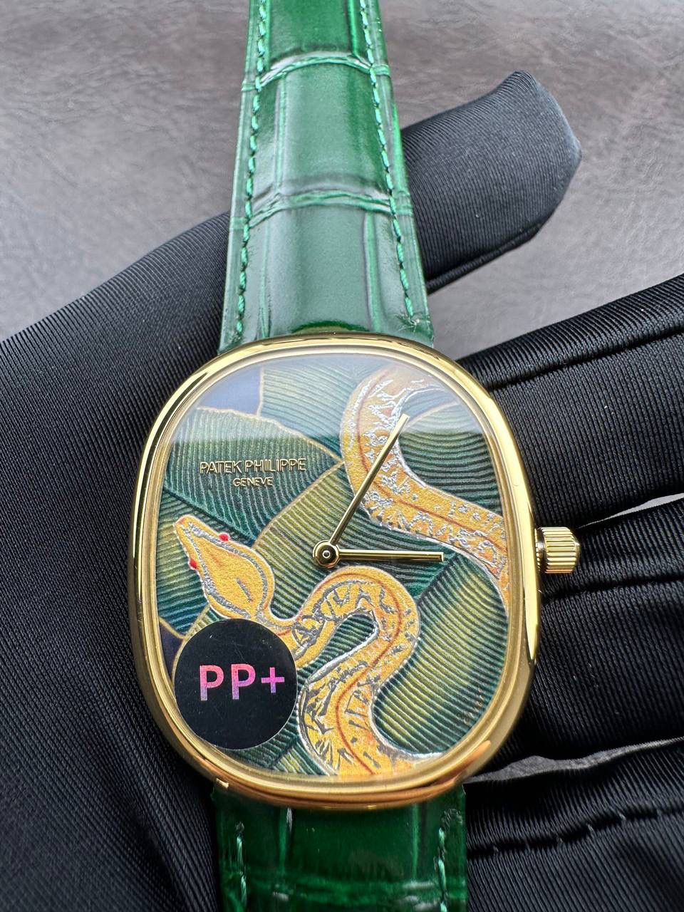 PP➕ Factory2025新品首发｜百达5738系列 68克配重版 复刻经典，更胜经典——GOLDEN ELLIPSE 黄金椭圆腕表重磅登场！ ✅ 黄金分割美学重塑：遵循1:1.6181经典比例，34.5MM×39.5MM椭圆表径搭配7.7MM纤薄厚度，复刻古典韵味与佩戴舒适度。 ✅ 316L精钢表壳：介于圆形与矩形之间的别致椭圆轮廓，还原原版线条张力，质感细腻出众。 ✅ 3D立体云贝母表盘：专属浮雕打印工艺，折射神秘深邃光泽，告别市面暗淡平庸款，上手自带高光。 ✅ 定制进口小牛皮表带：21X16尺寸对版原配，搭配同型椭圆表扣，与表壳设计遥相呼应，贴合手腕更显格调。 ✅ 9015精准机芯：走时稳定精准，兼顾实用性与耐用性，日常佩戴无压力。 PP➕不做“远观款”，只为呈现最接近原版的真实佩戴体验——从细节质感 to 上手触感，每一处都经得起近距离审视，让经典韵味在腕间完美延续！