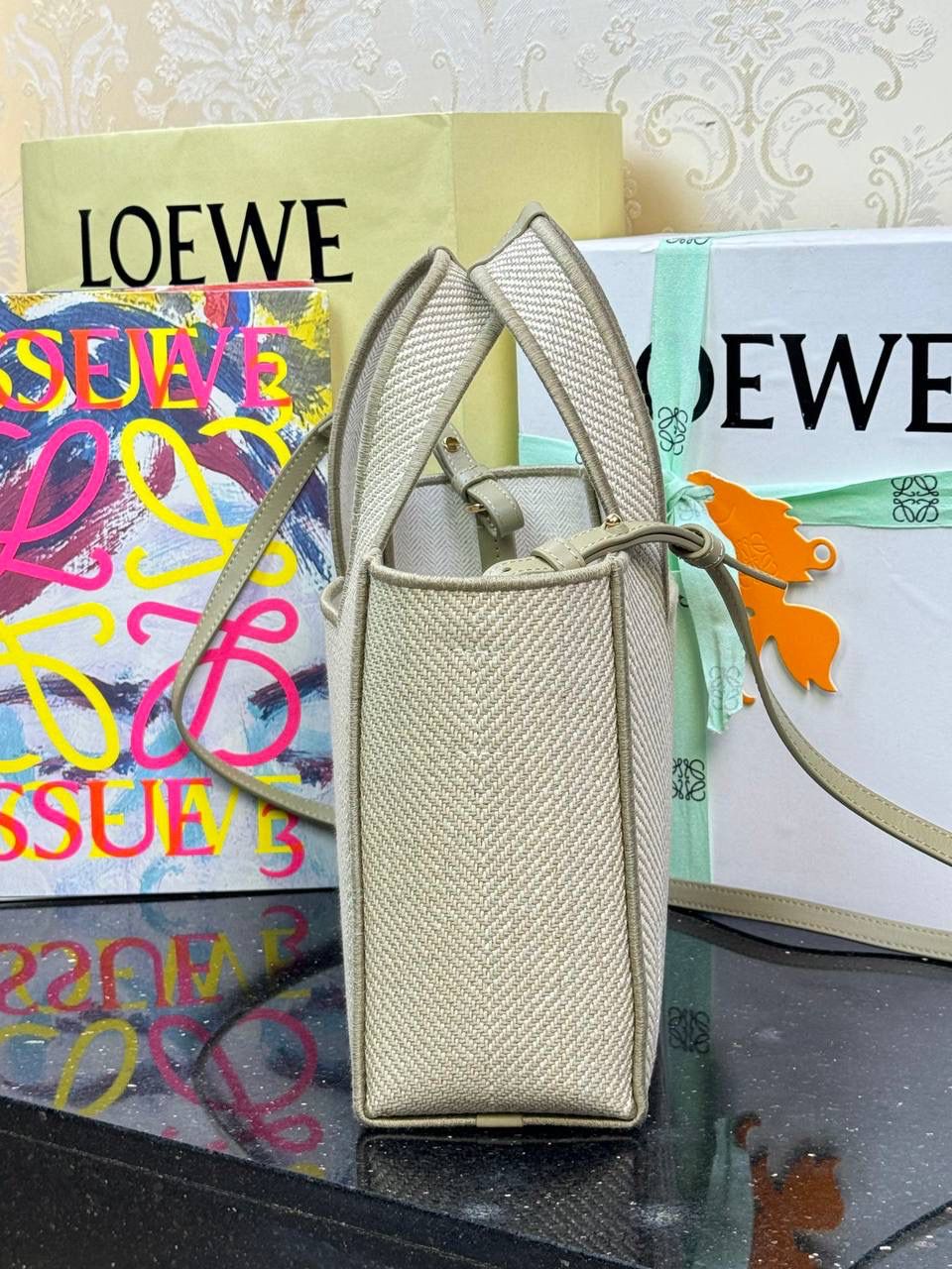 𝗛𝗮𝗺𝗺𝗼𝗰𝗸 𝗵𝗼𝗯𝗼拉菲草/配皮 尺寸：𝟮𝟴-𝟭𝟳-𝟵.𝟱𝗰𝗺 编码：263317 全新𝗛𝗼𝗯𝗼吊床包造型设计、采用进口拉菲草手工编织而成、有别于其他材料、该种拉菲草编织不仅工序复杂、而且成本高昂、环保♻️性能更好。 搭配可拆卸可调节长肩带、Anagram骰子🎲吊饰、镂空拉菲草编织、可手提、斜挎或者肩背等多样化背法、容量大、日常出行完全够用‼️