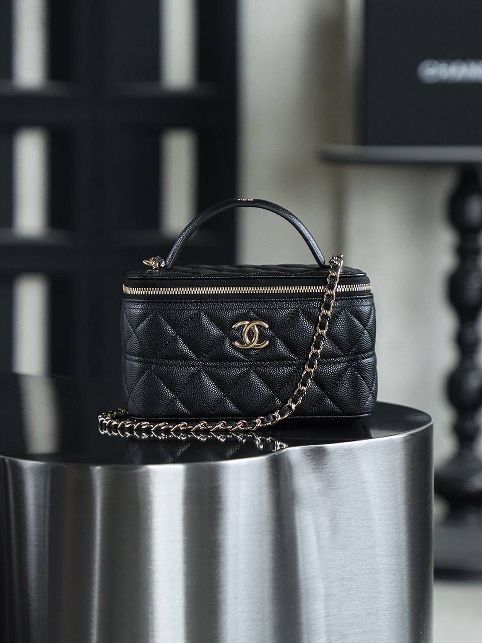 25C化妝盒子包鑒定版👜 一包一碼 支持全球鑒定查驗身份證原廠專G 三隻羊皮料過關清單資料可査詢 化妝盒子包是眾多時尚達人心尖，25C化妝包經典的盒子造型，方正中不失圓潤，線條簡潔流暢！ 包身腰線的設計，恰似畫龍點睛之筆，不經意間流露出的精緻細節，讓人一見傾心！ 五金：厚鍍14K淡金扣 皮料：三隻羊小球紋牛皮 尺寸：9.5*17*8cm