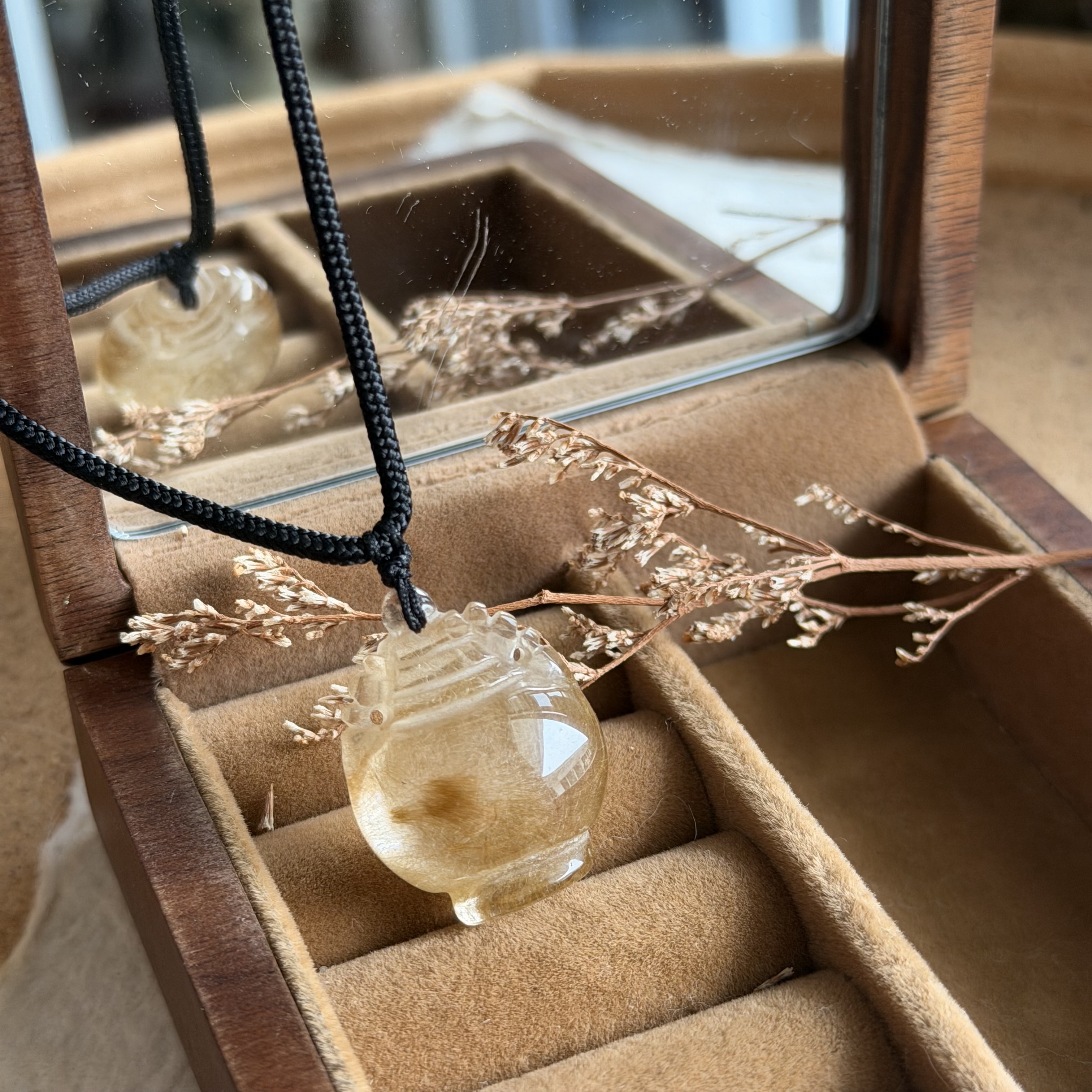 金髮晶吊墜襯黑色繩