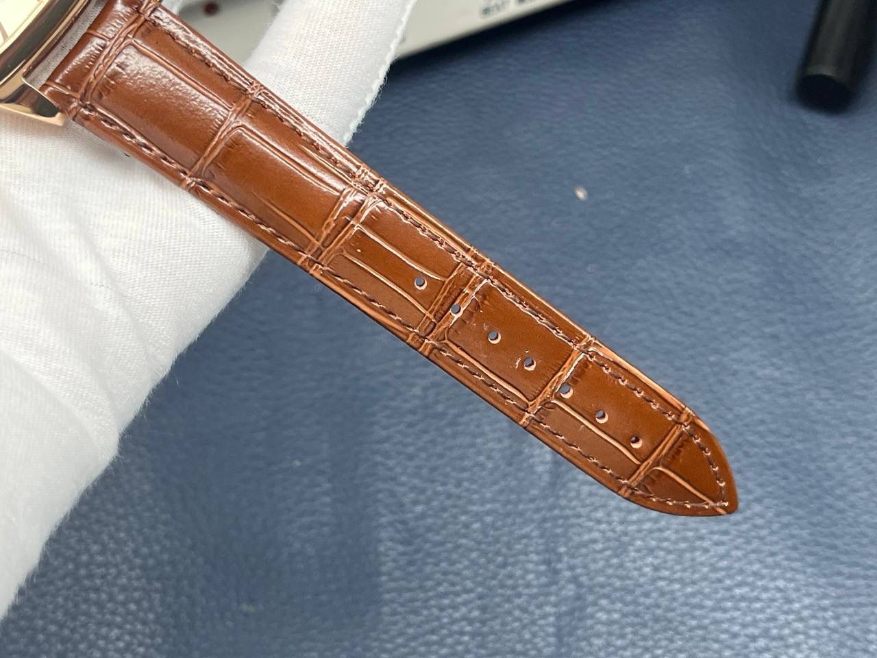 TW百达翡丽复杂多功能系列5135G--010重磅登场，迄今推出的首款Nautilus复杂腕表，以超复杂的工艺技术打造休闲运动腕表。 1⃣️小身板大能量：尽揽以下功能∶12点位日历功能 10点位星期功能 2点位星期功能 6点位24小时。所有功能都可正常使用。 2⃣️机芯采用版Cal.240自动上链机芯，在实现外观的逼真前提下，功能一并完美诠释。 3⃣️改装大师独立制表人，倾情参与定制改装表盘颜色，给予独一无二的腕表增添有趣的灵魂！