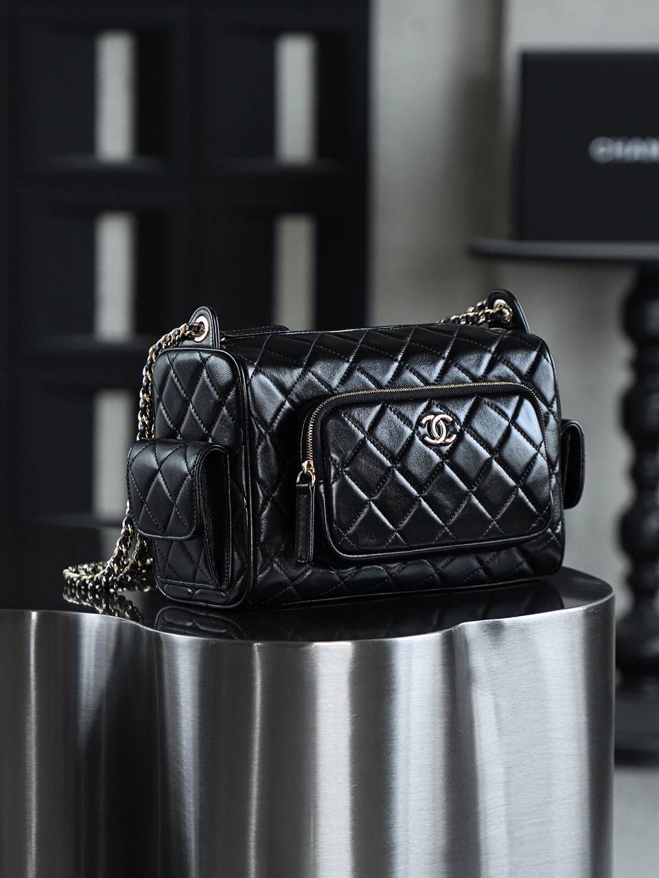 24K相機包大號鑒定版 👜 一包一碼 支持全球鑒定查驗身份證原廠專G 方框原廠皮料過關清單資料可査詢 24K相機包小號，尺寸精巧，卻蘊含著大大的時尚能量。 方正包型延續經典，線條簡潔流暢，每一處細節都盡顯簡約美學的精髓。 小號更加可愛精緻時髦！ 五金：厚鍍14k淺金 皮料：方框褶皺小羊皮 尺寸：13*23*15cm