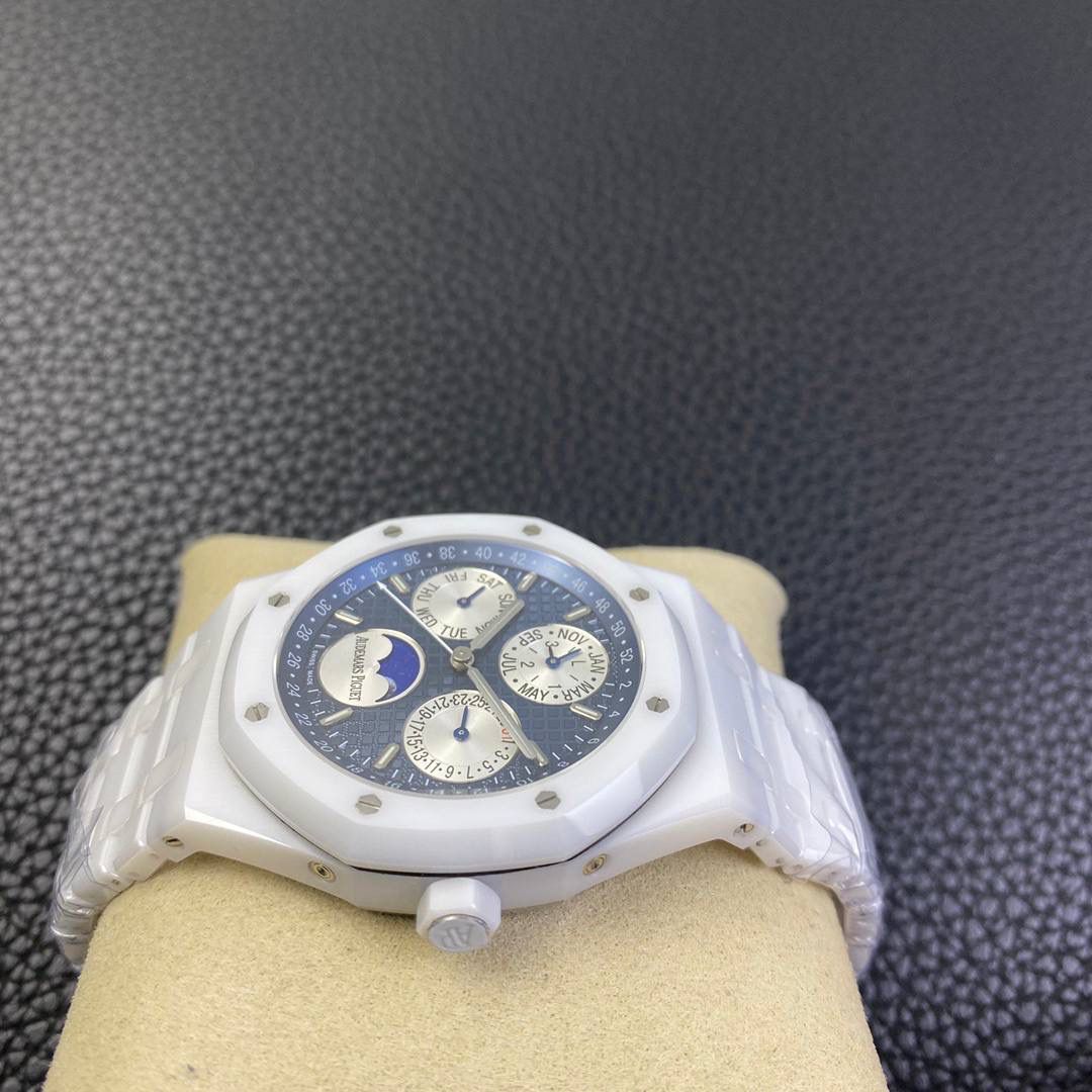 改装款 针位ZP一致 AP26579白陶瓷，皇家橡树系列在“Grande Tapisserie”大格纹装饰表盘上，日期、星期、月份、月相，和四个眼睛的位置与原装同步，并以真实的月球图像显示天文精确月相，形成鲜明对比，直径41mm，复刻一体机5134自动上链机芯，厚度10.5mm（区别市面普通版本14mm ）所有功能真实可用，更薄 更像 ！