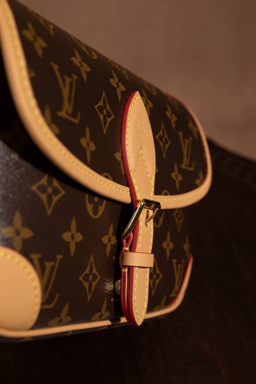 LV老花包💼😍 皮料采用意大利 A 级皮料，品质卓越。不管是是手感还是耐用性都堪称一流。五金精致，面料考究，手工精湛，油边细腻，每一个细节都彰显着 A 级出品的高标准。图片与产品一致，所见即所得哟🔥🔥 Size：25x15x19cm 细节真的很顶！ 渠道货的工艺一看就懂，从走线、五金到皮料和油边，全部都很细。 整体质感在线，拿在手上就知道做工不马虎，真的越看越爱😍