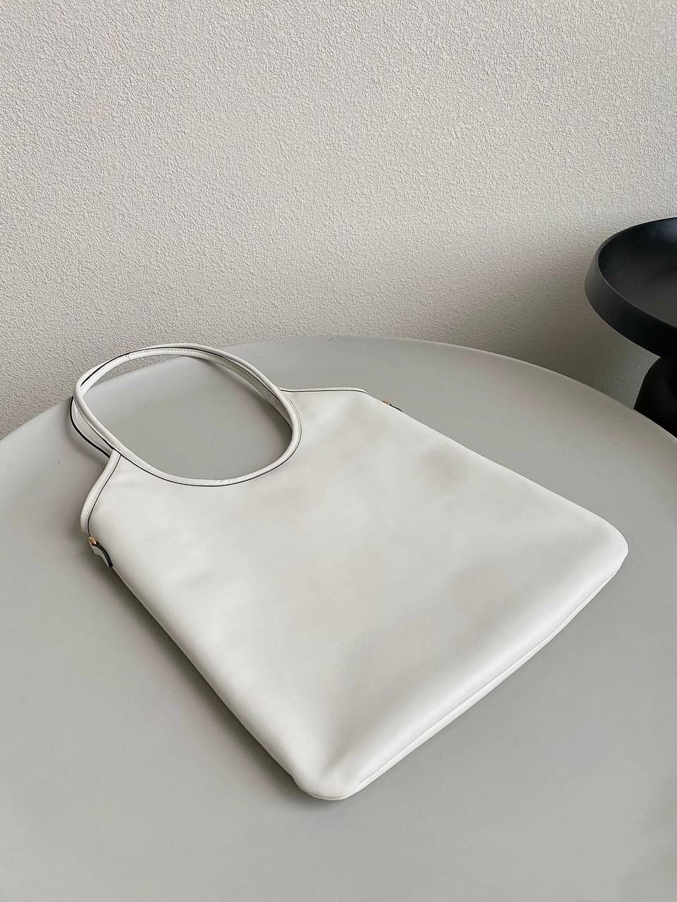 🈶白色 𝗠𝗶𝘂𝗠𝗶𝘂托特 拯救衣柜大爆款来了！ miu家最最最种草的一只大包 轻便 百搭又实用，出gai年度top☝🏻 要抢疯了的节奏，真的超爱 ！！快冲 35×40cm #F0110m