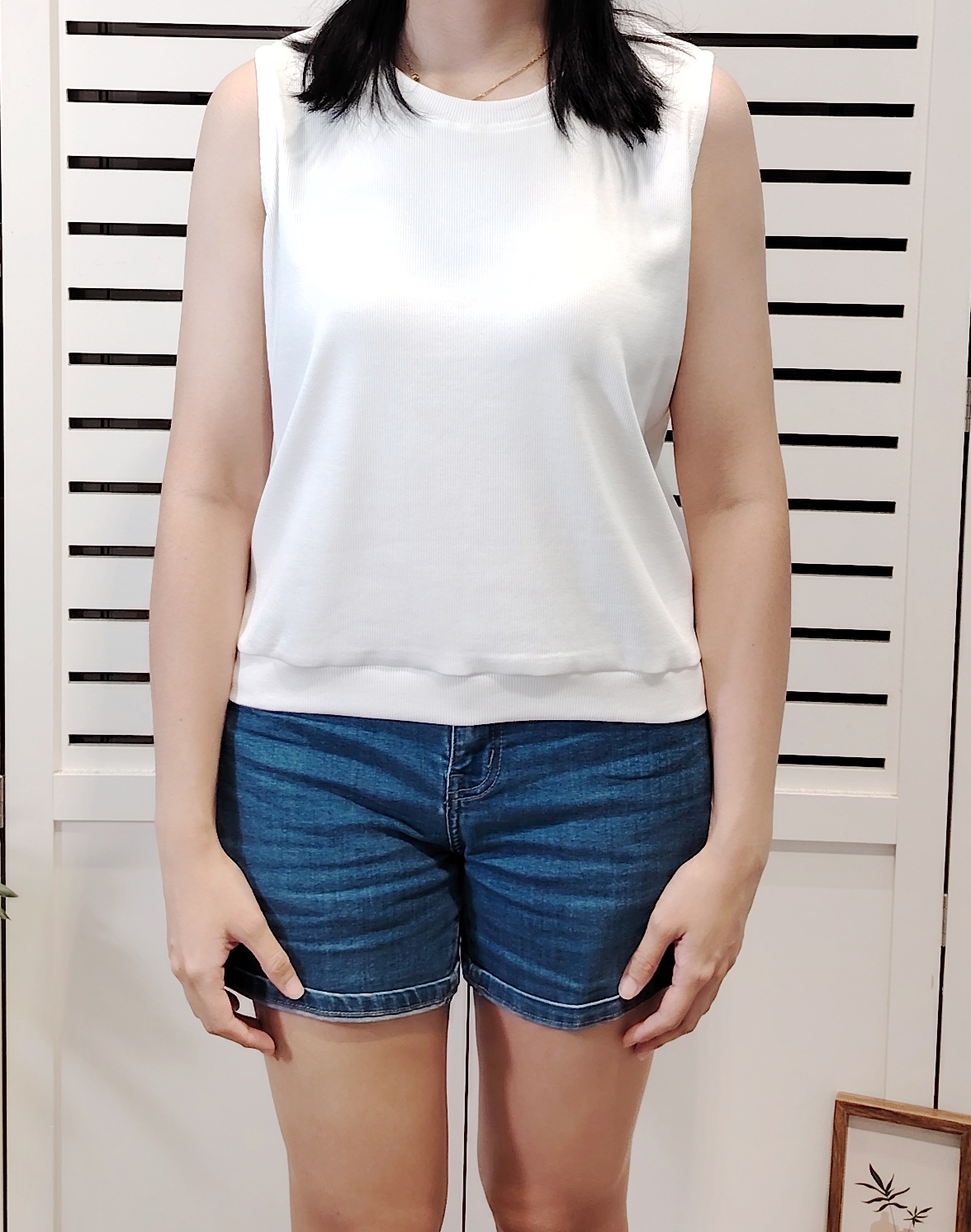 A25001 Woven Sleeve Less Tee