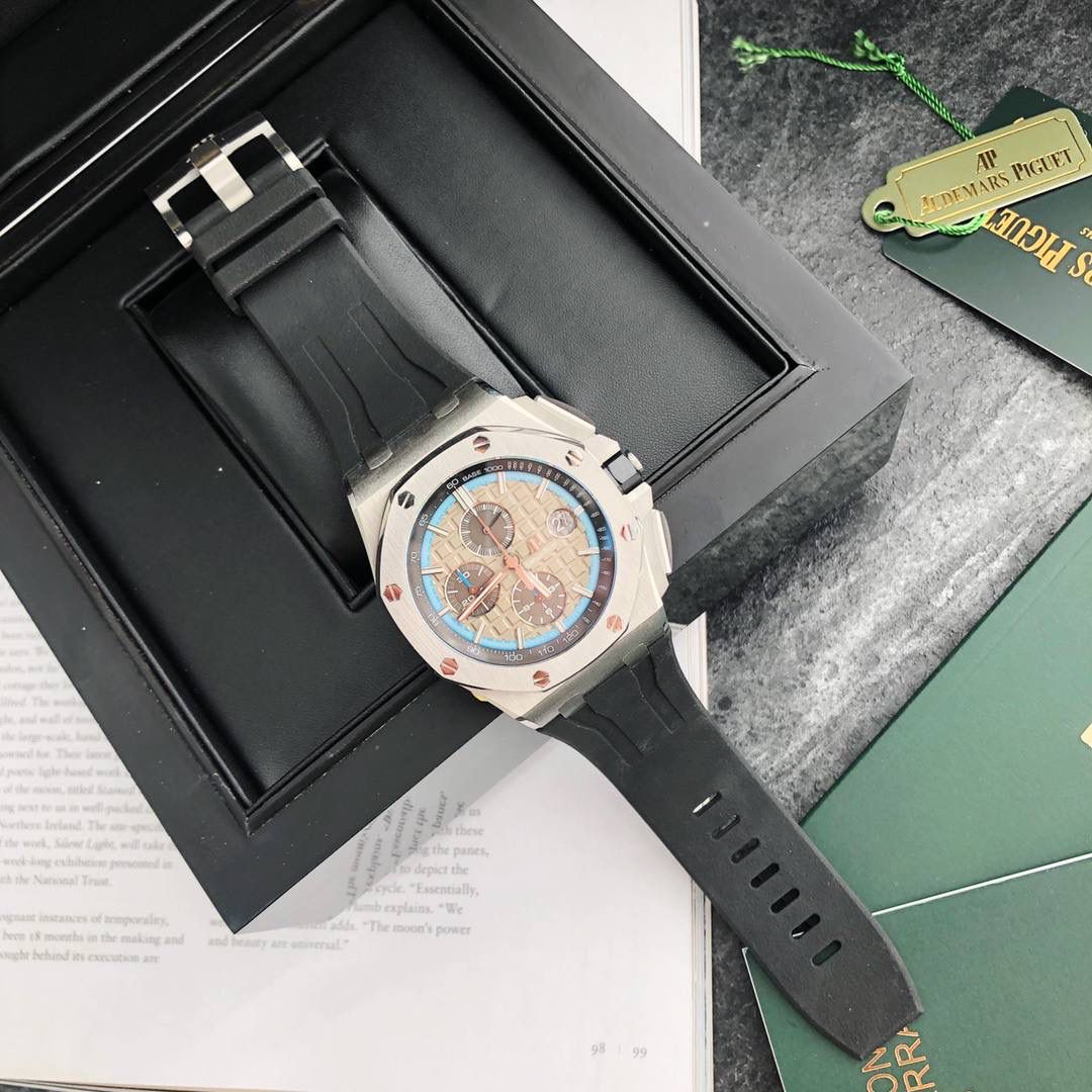 皇家橡树 - 爱彼AP 26400系列 44毫米直径 市面上最好版本的超级复刻 柔软硅胶带 皇家橡树离岸型 男士全自动机械腕表 ，316L精钢表壳 ，搭配原装复刻定制机芯Cal.3126全自动机械机芯 走时精准 稳定，透视后盖 裸露的机芯跟正品一模一样，反炫光蓝宝石玻璃 ，超级耐划痕，搭配原厂模具橡胶表带，原装针扣 ，300米防水，整壳套超高品质，超A做工，非市场普通货，货有所值 ，硬汉必备神器，爱彼入门级腕表 强烈推荐，制作耗时又耗精力，尽可能把最精至的腕表呈现给各位腕表爱好者。