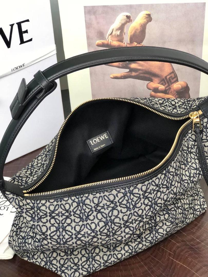 * 𝘊𝘶𝘣𝘪 𝘈𝘯𝘢𝘨𝘳𝘢𝘮 提花布手袋✌️ 大号尺寸:27-17-22cm（顶部宽处34cm） 编码:062102布配棕 包包面料挺括度适中，没有固定形状 ，背上出门慵懒氛围感十足😘，肩带可以调节，伸缩至腋下背，单肩，手拎皆可