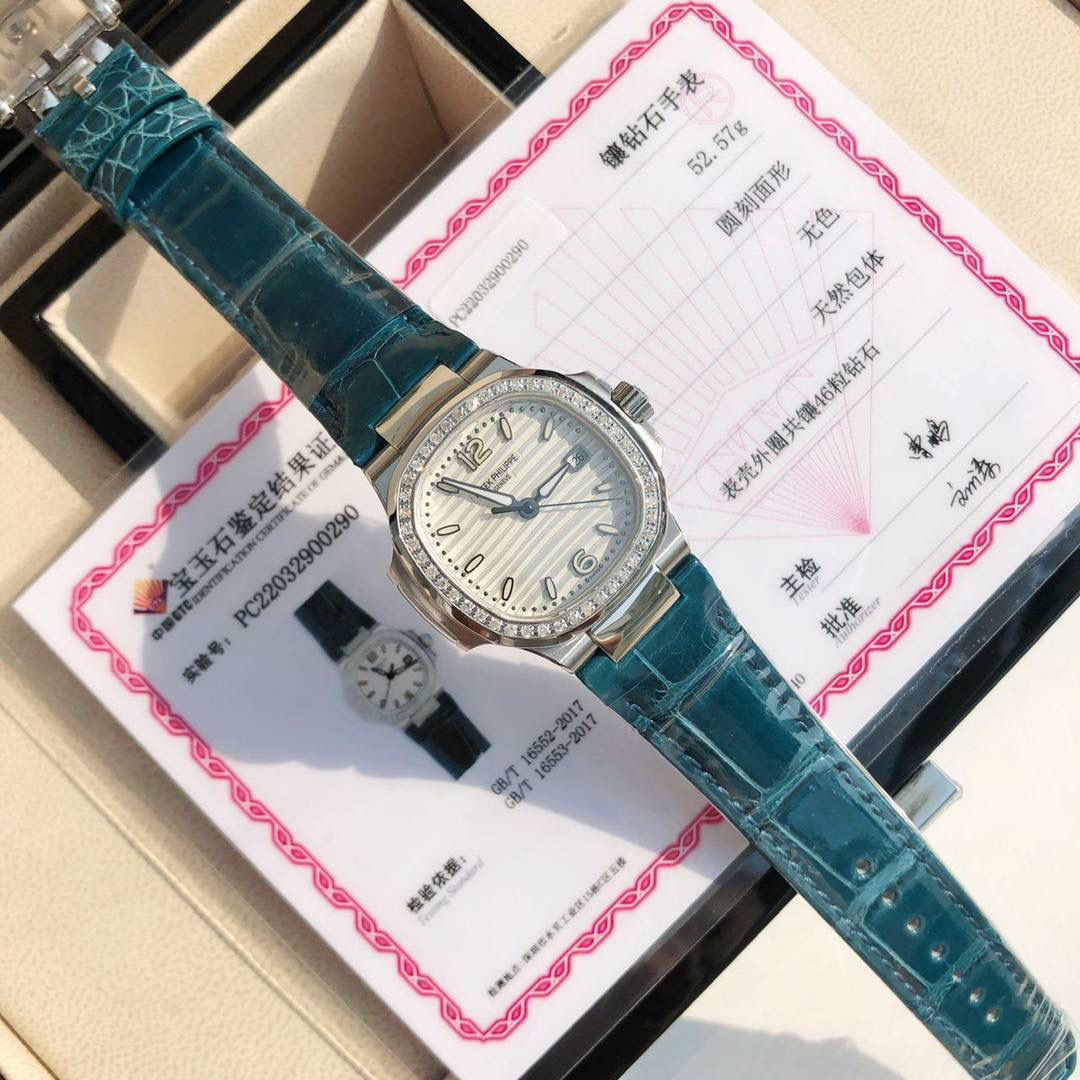 堪称一绝钢表之王，最美女款百达翡丽7010R鹦鹉螺 32mm银色蓝白色 表徑精巧独特舷窗结构表壳，完美优雅风格，采用不锈钢18k镀玫瑰金。水平横纹浮雕图案的表盘。表圈镶嵌46颗天然南非钻石💎美洲鳄鱼皮表带‼️