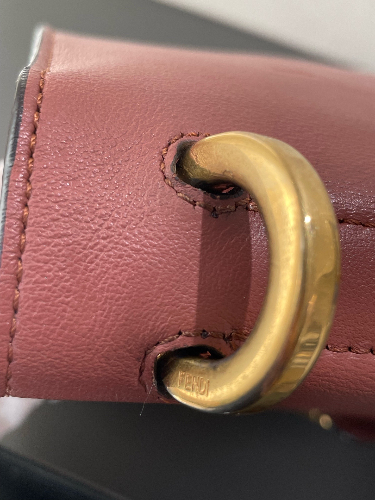 【預訂貨品】Fendi 豆沙色油蠟皮復古郵差包