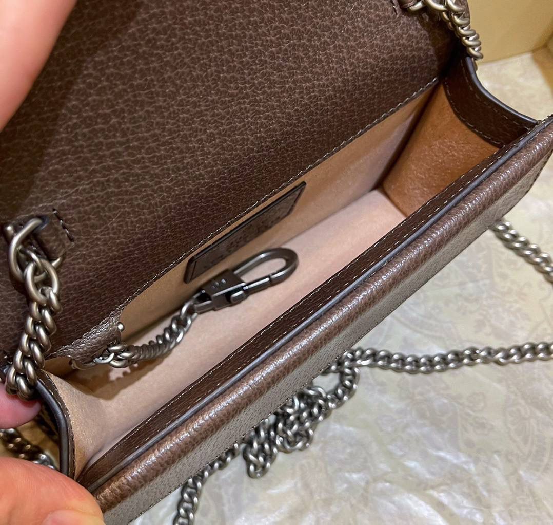 。✈️✈️✈️🔥帆布 Dionysus酒神系列# ▫️型号：476432 ▫️尺寸：16.5*10*4.5cm 𝐷𝑖𝑜𝑛𝑦𝑠𝑢𝑠酒神系列！必入啊‼️ 迷你太可耐了！全新大G帆布与棕色牛皮相撞！醒目双虎头搭扣，今年时尚单品一定少不了的身影、时尚乌木色简直太赞了👍休闲又减龄！