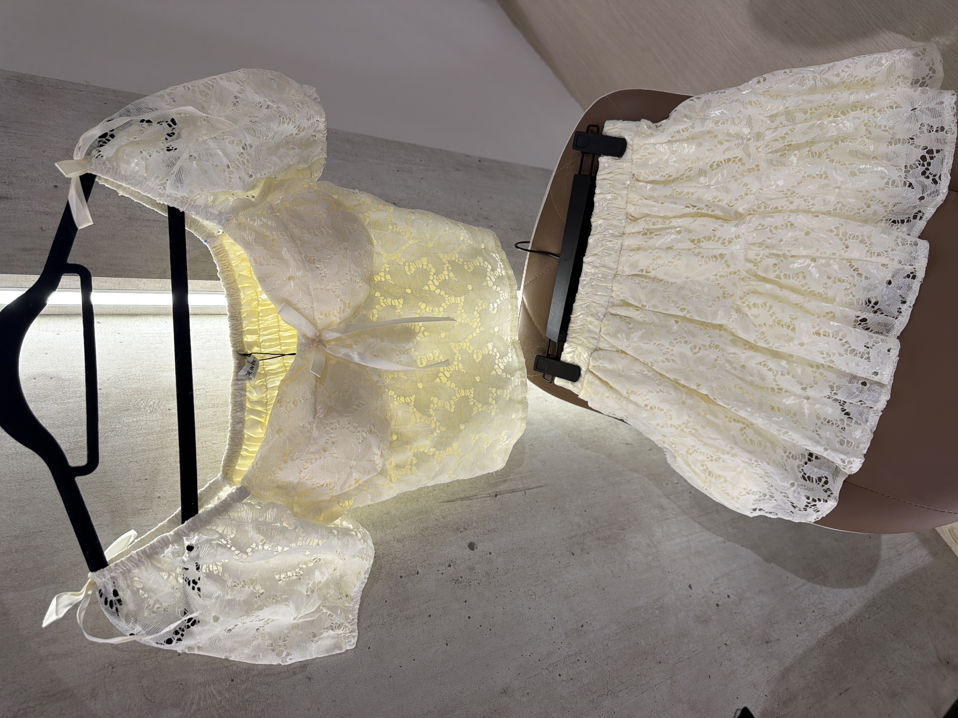 蕾絲上衣和短裙两件套