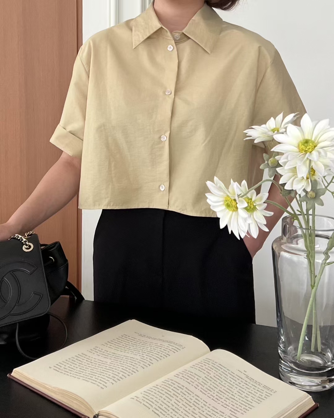 Short Sleeve Shirt with Back Tie and Split Hem Design‖ 后系带开叉设计短袖衬衫上衣 KR01111161