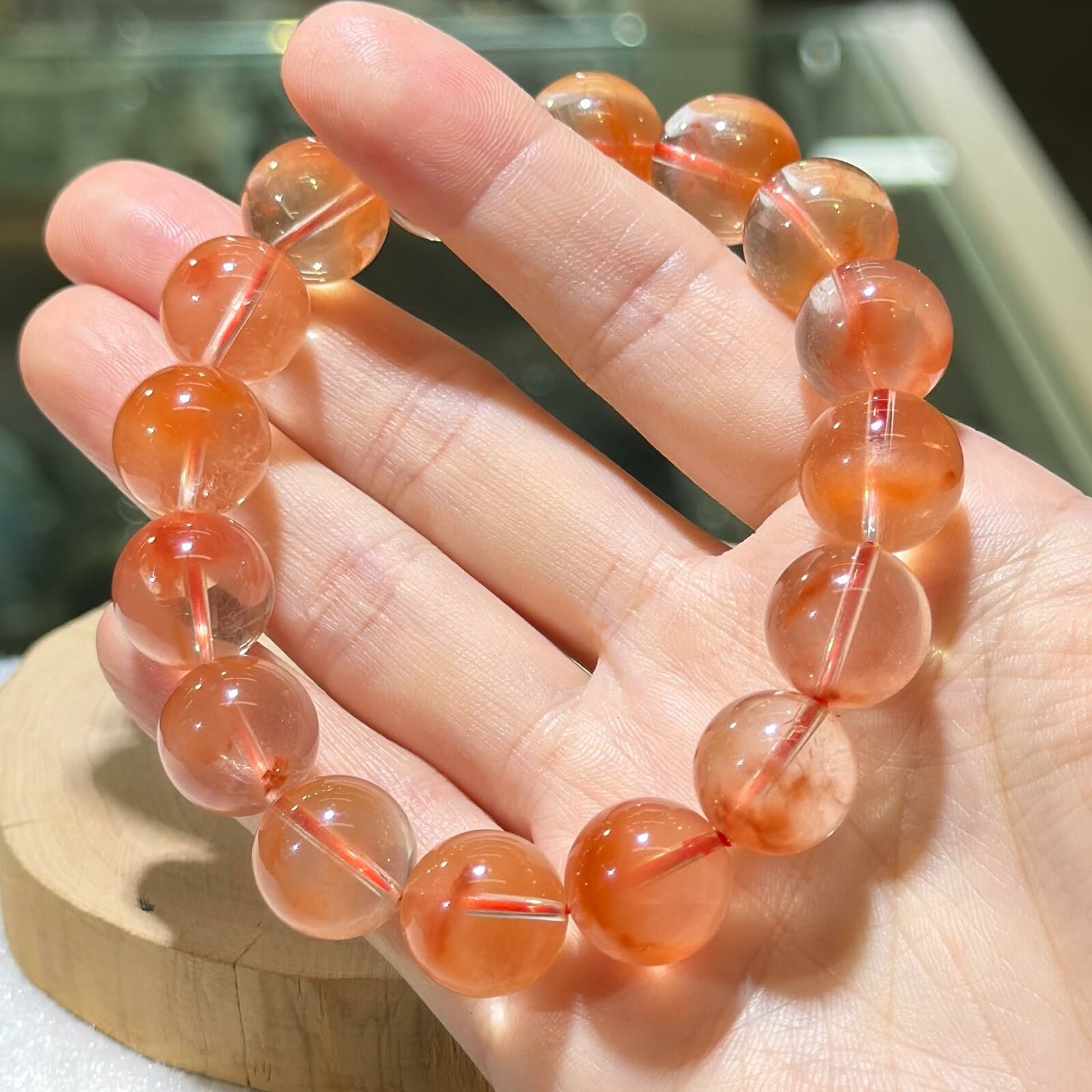 大m💫紅兔毛手串 13 mm +/-