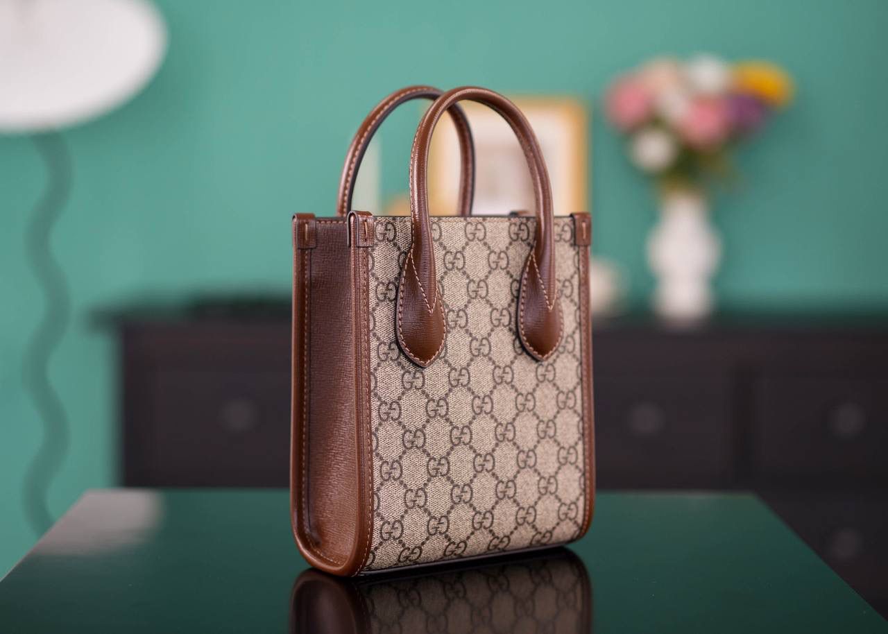 🥯GG Retro系列迷你托特包 棕色16cm 正品售价,500 这款𝐓𝐨𝐭𝐞 𝐌𝐢𝐧𝐢真的巨好看， 强势复古风实力回归， 超赞的高容纳量，看似小巧而精致， 日常出街的高颜值单品，可以说是超级实用！ 调节的肩带设计， 手拎，肩背，斜挎都非常棒~ 官方款号 671623 尺寸：16x20x7cm