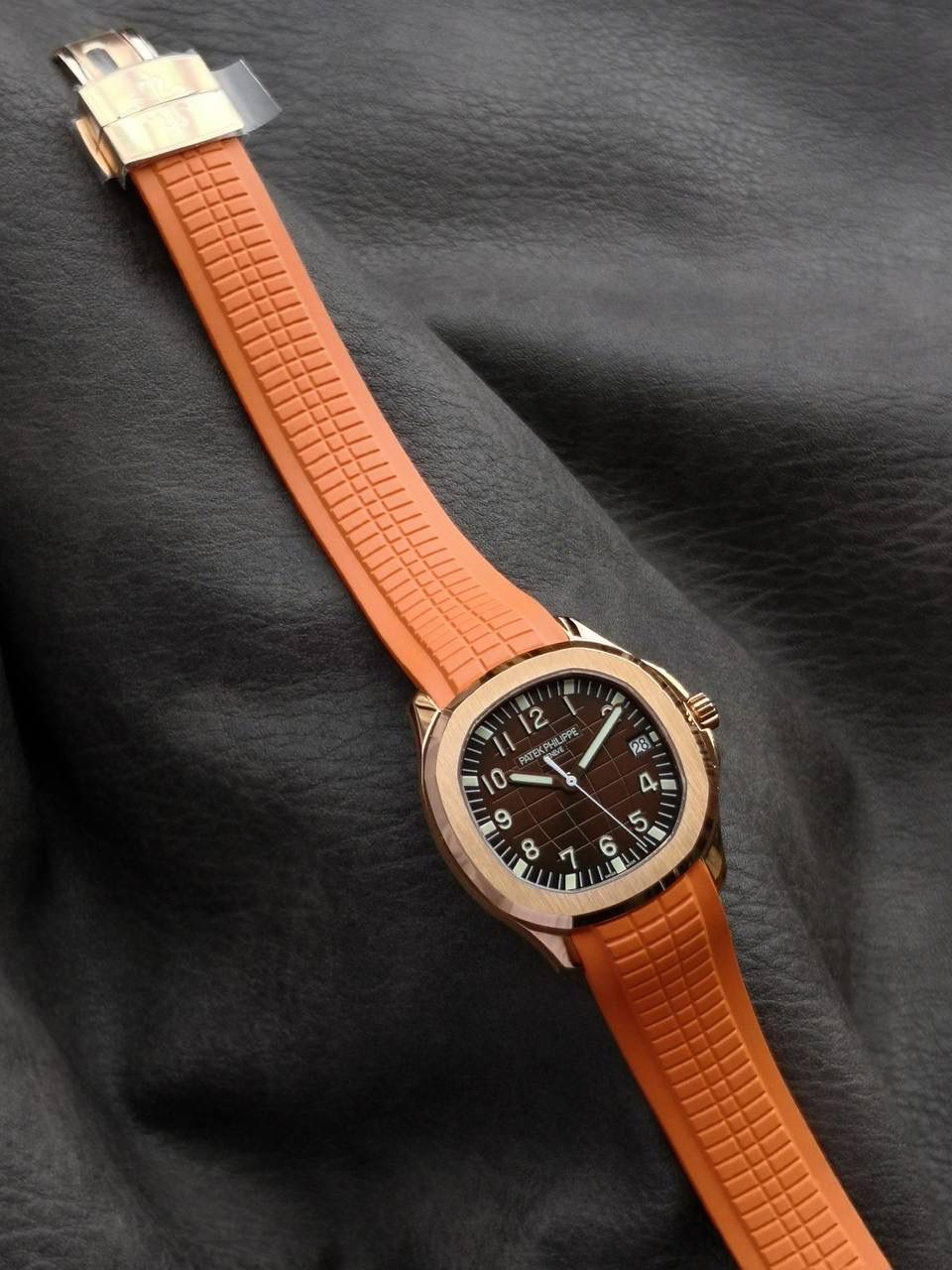 🌐百达翡丽AQUANAUT系列5167R-001腕表，红金表壳搭配橙色天然橡胶表带，深棕色表盘，搭载Cal.324 S C型自动机械机芯（编码26-330），40毫米。🌐