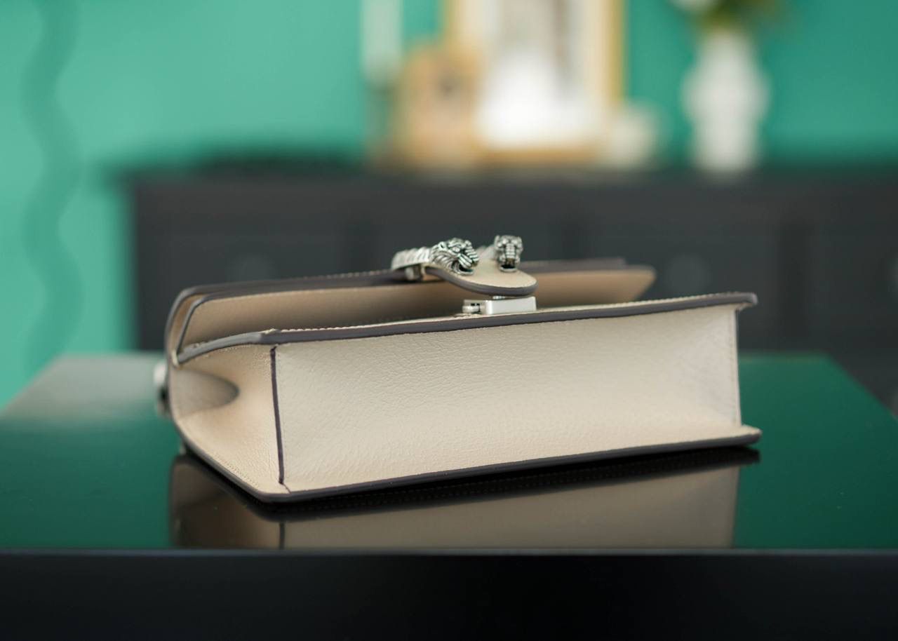 🥯GG Dionysus系列经典酒神 燕麦色 25cm 正品售价¥23.000 燕麦色是新出的颜色，非常适合夏天 25cm我个人是感觉刚刚好的 出镜率非常高 简直是穿搭利器 最重要是，它真的不重~ 官方款号 499623 尺寸：25x13x7cm