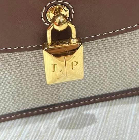 LORO PIANA EXTRA POCHETTE WALLET ON STRAP, 100%Authentic ,95%new 專門店售價$15,300 