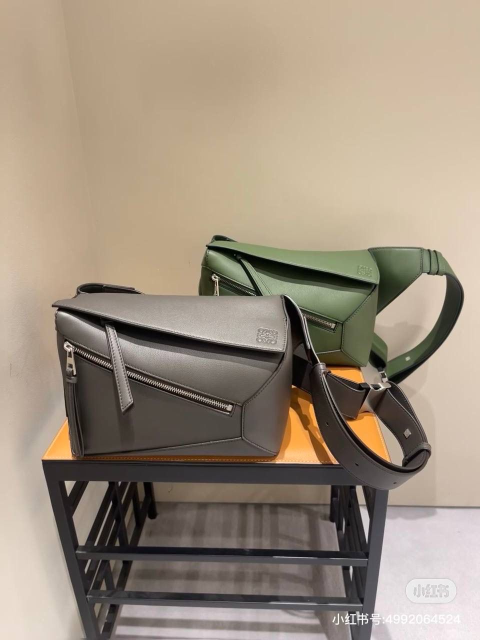 ⭐️最新升级版𝟮.𝟬-𝗣𝘂𝘇𝘇𝗹𝗲腰包⭐️ （黑色 到货‼️） 尺寸：𝟮𝟰-𝟭𝟬.𝟱-𝟭𝟲𝗰𝗺 款号：052343 👉🏻长方体形状和精确的切割技巧创造出Puzzle 腰包以及独特的几何线条成为 “Loe罗家”的著名代表作~ 👉🏻金属搭扣开合，刻有标志logo徽标，可调节肩带，翻盖大容量插袋和一个外部拉链口袋，🐂柔软细腻napa小牛皮，正品Ykk五金，Anagram压纹，人字纹棉麻帆布内里 👉🏻（男女♀♂同款）大小非常合适。胸包、背包、单肩、斜挎 腰包五种背法任你解锁🔒 👉🏻 （独家背景➕独家品质➕独家包装➕独家控制对版细节📦➕精致全套礼盒套装❤️） 重点：让你花最少的钱💰体验最大的仪式感❤️