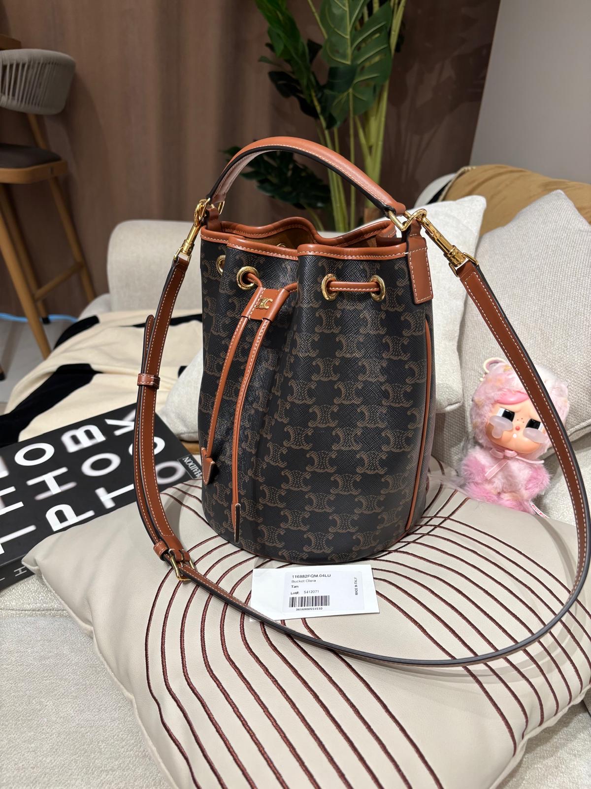 Celine CLARA BAG IN TRIOMPHE CANVAS AND CALFSKIN標誌印花及牛皮革手袋 100%Authentic, 98%new ✅tap ✅booklet ✅dust bag