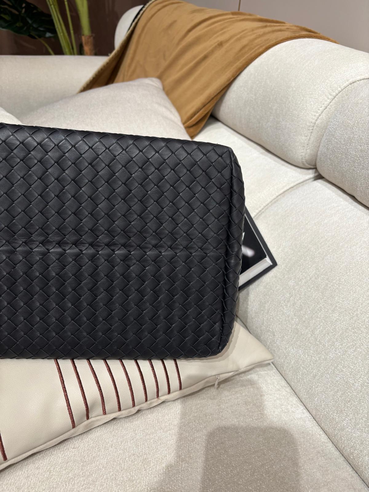 Bottega Venetia BV Shoulder Bag 100%Authentic, 98%New ✅Dust bag