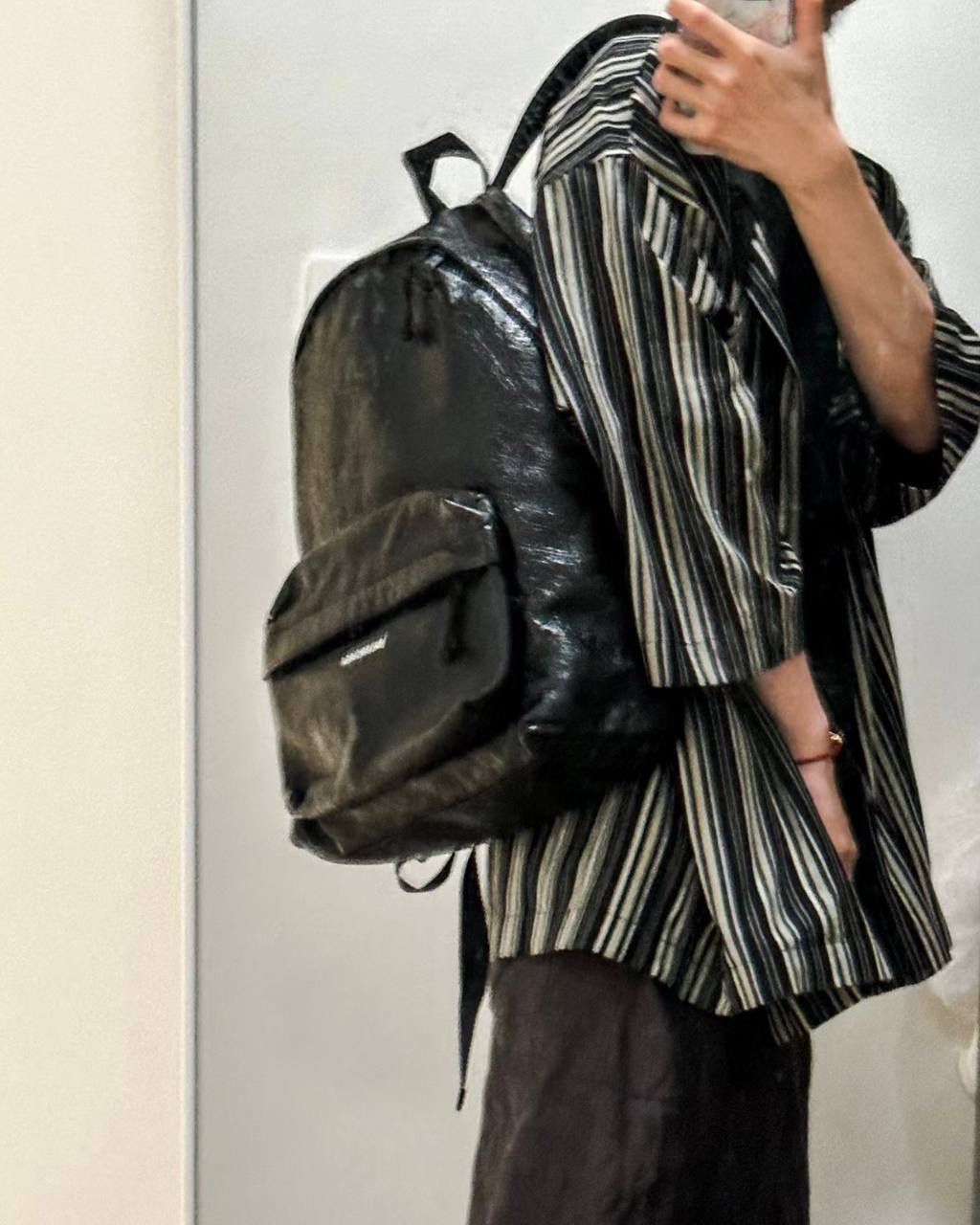 ba1enciaga explore 双肩包👣 其实日常就想背一个简单实用的双肩 而且质感还是需要好一些的，并且低调百搭的 这只explore 一定是一百分的 不出挑的版型真的很适合i人哈哈哈 电脑书本杂志通通都放得进 容量也是无敌大的，而且自重还轻哦～ 47×34.8×19.8cm503221m