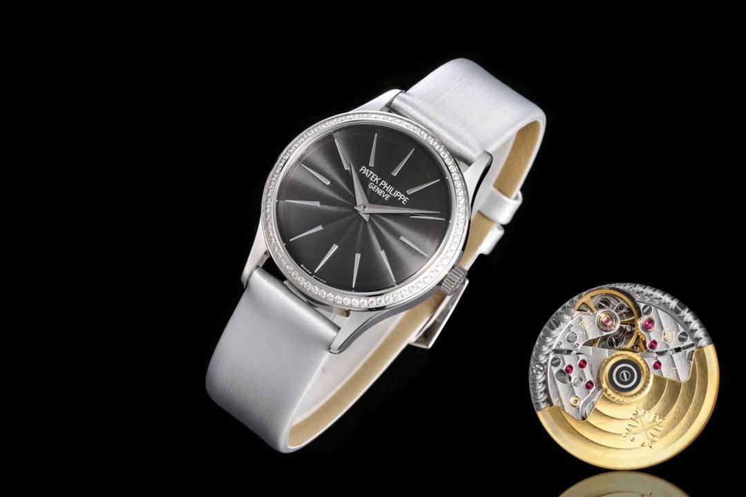 新品女款百达翡丽古典表系列——4897腕表，强势推荐！ 古典魅力，经典重现，正装表王震撼登场。完美还原表中王者的独特质感和简约格调。【精彩细节】 1.搭配定制版机芯改Cal.215自动机芯，动能储存长达45小时，振频28800每小时。 2腕表尺寸33MM，尺寸数据完美吻合正品，佩戴轻便，还原正品体验。 2.采用与原装一致的锅盖型穹顶玻璃，特镀有双层抗眩晕增透镀膜。 3.表盘搭配72颗钻及指针和时标釆用日晖纹装饰，光泽质感更加柔和，让你每次看时间都心花恕放，之后再采用镀铑工艺处理，确保光泽度和质感不亚于原装。防水50m表带意大利进口小牛皮表带，做工精致，包边细腻，尽显大牌风范，搭配Patek 。Philippe原厂级针扣，更显示这款腕表的华贵气质😍😍💯