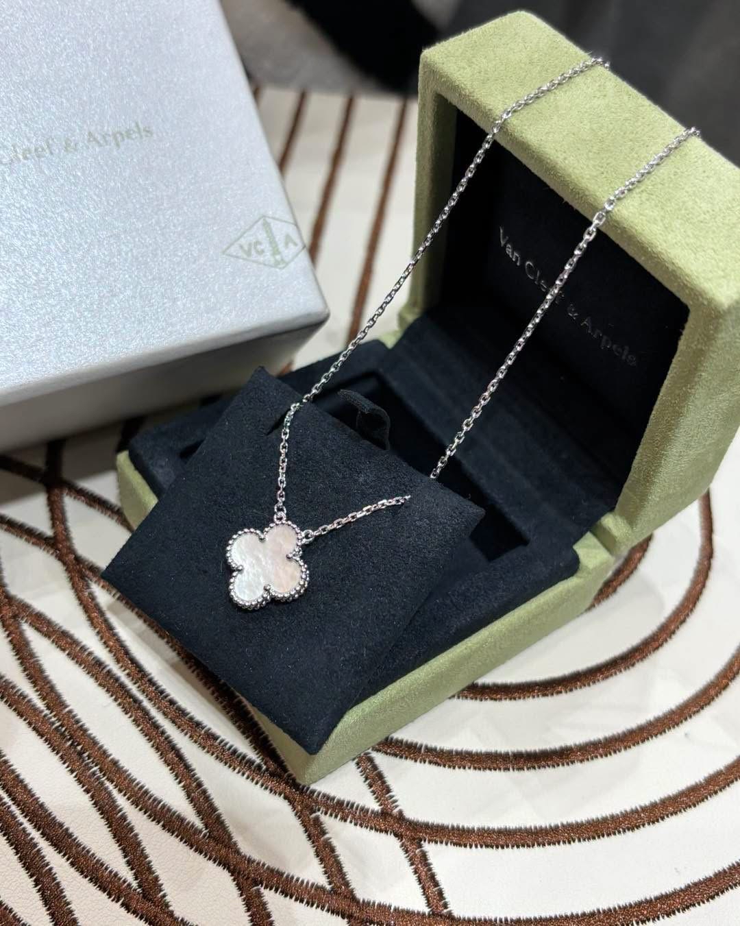 全新 VAN CLEEF & ARPELS VCA Vintage Alhambra吊墜 珍珠母貝白金18K頸鏈  100%Authentic, 全新未使用品✅證書✅Box