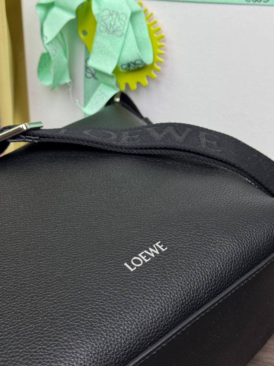 🎈全新小号𝐂𝐮𝐛𝐢鹿皮/提花肩带❤️ 尺寸：𝟐𝟗.𝟓-𝟏𝟎.𝟓-𝟐𝟐𝐜𝐦 编码：062138 全新小号𝐂𝐮𝐛𝐢手袋👜，外部采用柔软细腻的鹿皮，可任意折叠不变形😍内里磨砂皮搭配提花𝐀𝐧𝐚𝐠𝐫𝐚𝐦刺绣可调节宽肩带，可斜挎或者侧背，内里容量足，时尚通勤必备款👉🏻