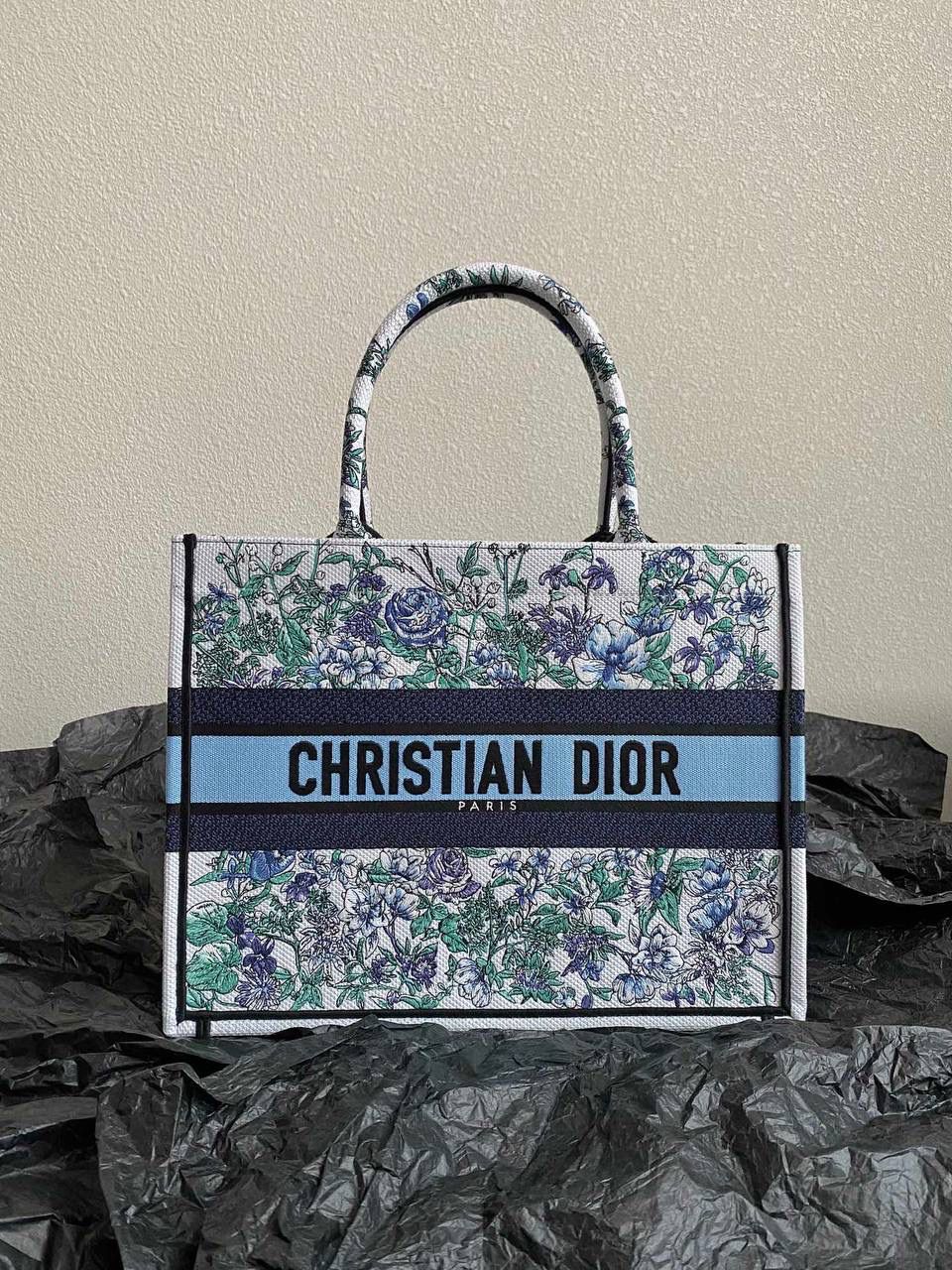 🈶蓝白花卉，中号 𝗖𝗗 𝗕𝗼𝗼𝗸 𝗧𝗼𝘁𝗲 23最新购物袋 白色底，蓝色与紫色映衬的花卉和绿叶 几分漫而梦幻的氛围气息，清新活力 给人一种愉悦，治愈，纯净美好的感觉🥰💕 温柔又自由的蓝，不急不躁的态度很微妙 拨动心弦的花卉世界，一定不要错过！😎 36×27×16cm