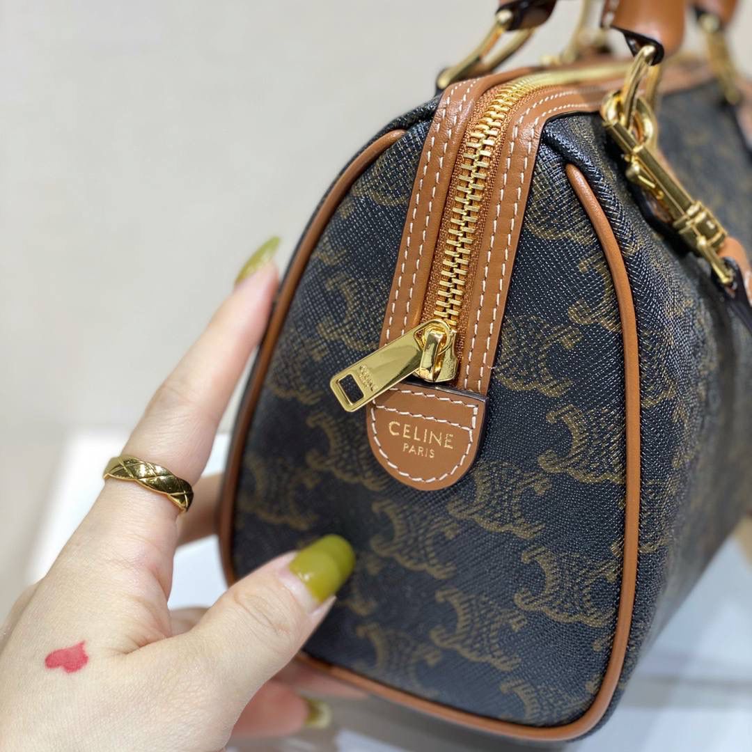 🔥大货实拍图 𝗖𝗘𝗟𝗜𝗡𝗘♥𝗧𝗥𝗜𝗢𝗠𝗣𝗛𝗘小号波士顿 型号：197582 尺寸19.5*14*7cm 别再只买LV speedy了！Lisa同款Celine枕头包来啦！凯旋门老花感觉更复古，更年轻一点～这个季节搭配棕色系，格子外套都更提升复古味，肩带🉑️拆卸可调节，背法多样，会是日常使用频率很高的一只小可爱😉