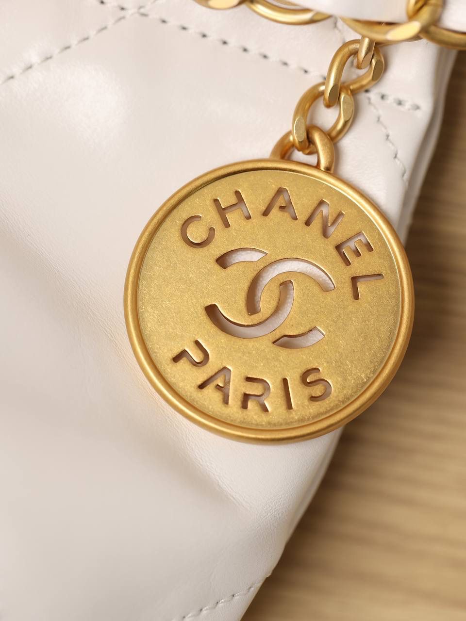 小香全新 22bag白色小号👜❤️‍🩹 超大容量手袋 斜跨托特包 光面小牛皮 金色LOGO 白色垃圾袋小号独家渠道来啦 我们只做唯一的渠道货，唯一独家对比正品的欧洲渠道货 尺寸：35 x 37 x 7cm