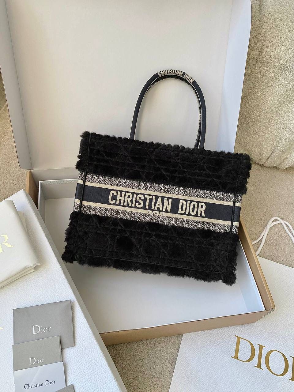 🈶黑蓝中号 𝗖𝗗 𝗕𝗼𝗼𝗸 𝗧𝗼𝘁𝗲 毛茸茸 最新冬季款简直不要太可爱呀🥹❤️ 皮毛一体的切割工艺，真的绝美 软乎乎的手感，暖暖的绒毛太治愈了 自带温柔属性的贵气氛围感，还很显嫩 磕到我心巴上了，忍不住心动一万次 秋冬战包的第一只，必是它！冲鸭😎🖤 36×27×16cm