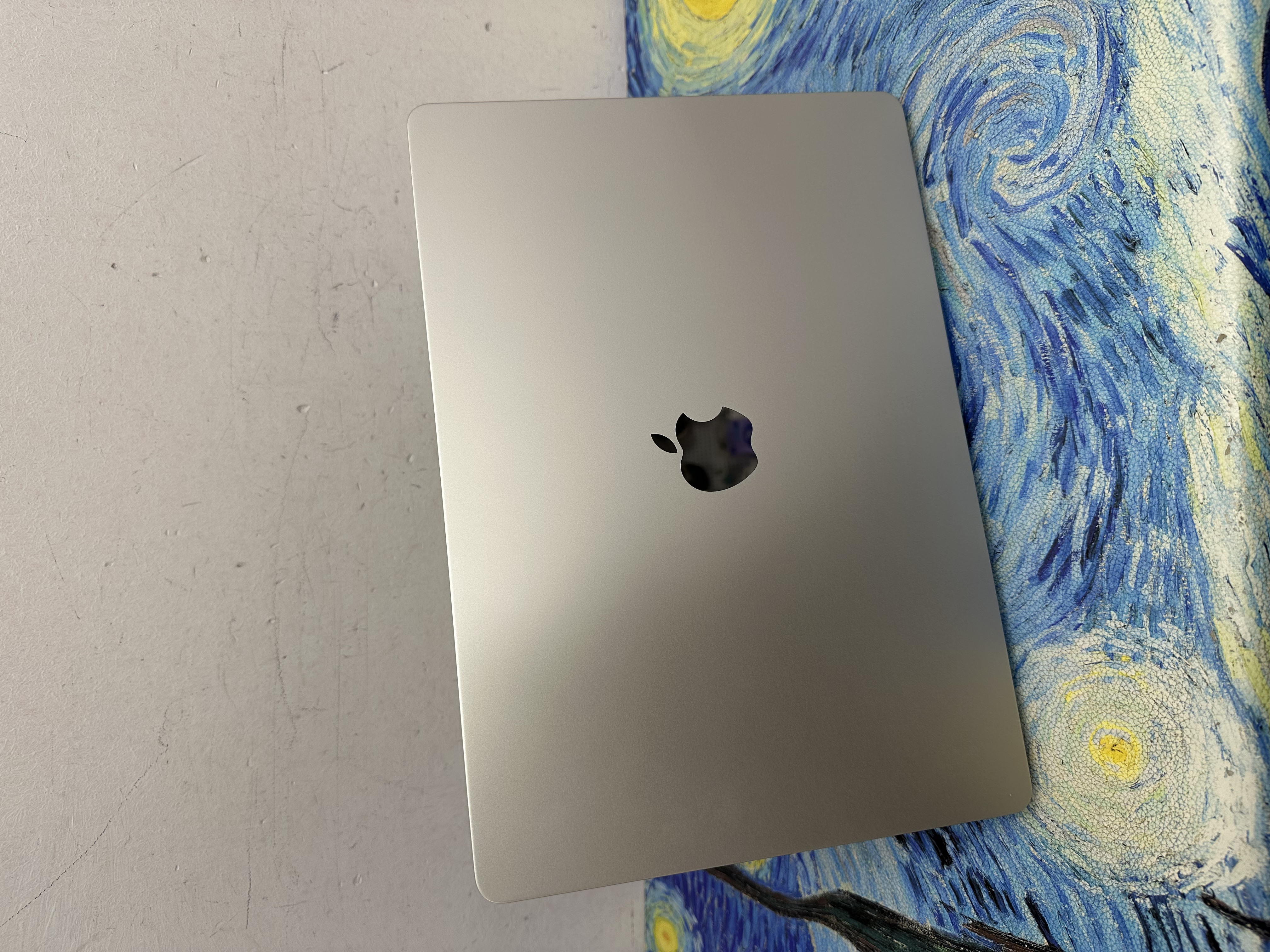 #6177 未使用品APPLE  MacBook Air M2 2023 M2 CPU/8GB Ram/256GB SSD/8核心GPU/Liquid Retina XDR Mon/15吋/星光色💛/Laptop /Notebook / Gaming / 文書機 / Movie / Netflix 