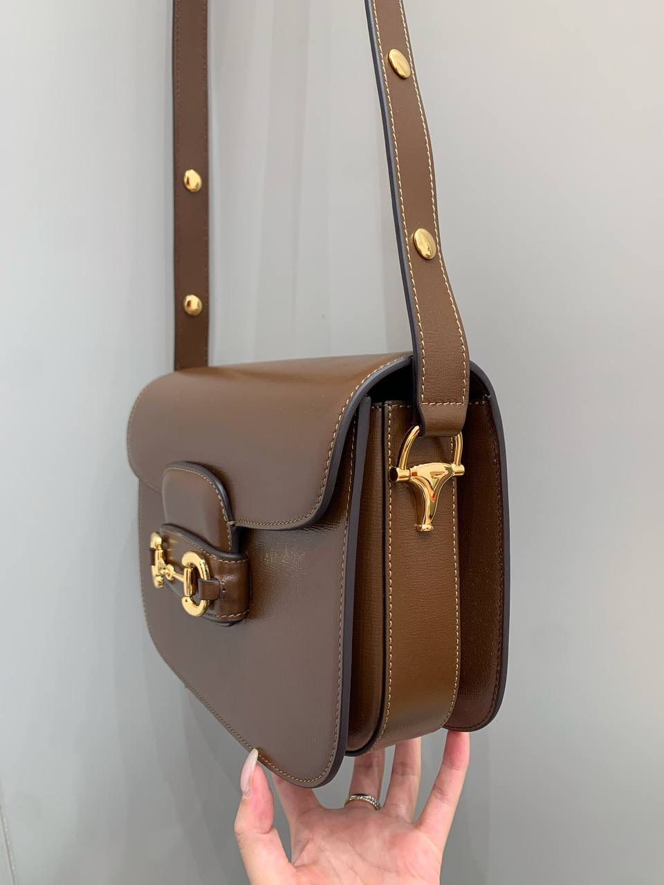 新背景实拍正品级 。Gucc1 Horsebit 1955马鞍包(原厂皮棕色） 销量王🔥全新升级2代马鞍包 马鞍包我真的爱了，火爆程度你们都知道 全新升级版本我相信你们会更加疯狂 肩带做了修改使用起来更加美观 更加立体的版型让马鞍包更加霸气十足 全铜马衔扣五金搭配开发部原厂皮 真的是绝了，拿到手你们都会惊艳！ 虽然出来很久了，但火热程度丝毫不减 国内外博主基本人手一个，搭衣服超赞！ 全新升级版本一定要买一个出去炸街！ 型号 602204 尺寸 25x18x8cm