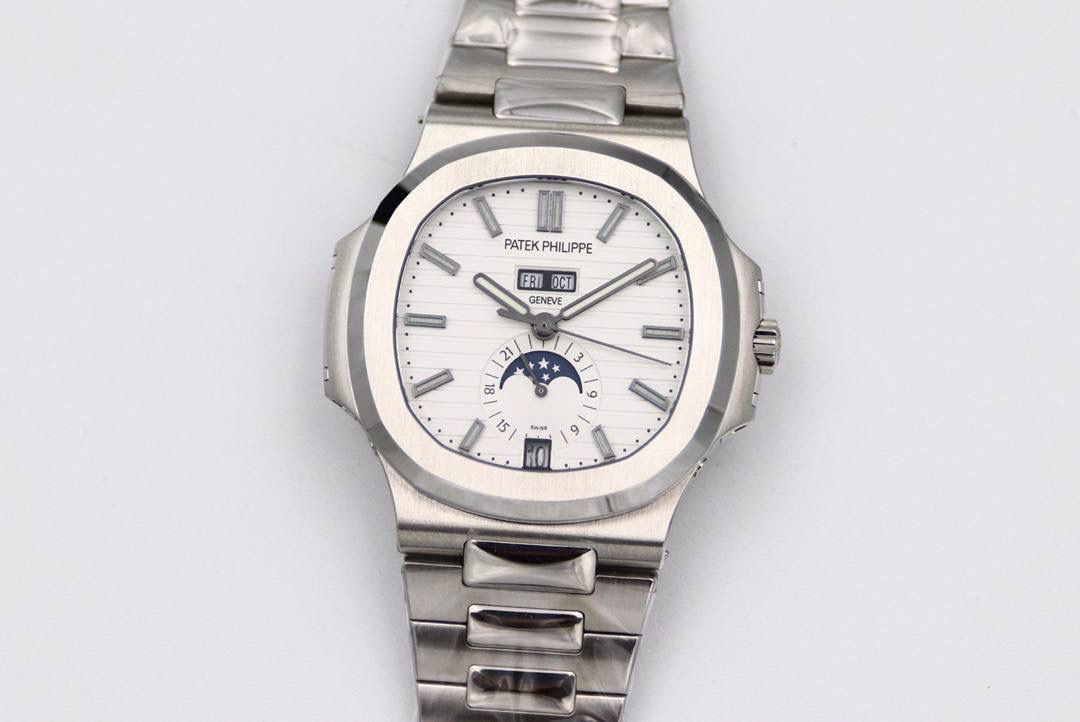 🔥新一代V3百 达 翡 丽🔥Nautilus年历腕表5726系列顶级版本 1⃣️全新一代V3表盘渐变深蓝色更加接近原装，正面可看出中间向四周扩散为蓝色渐变黑色，六点钟位置二十四小时盘同步原装CD纹，（现市面变盘均为蓝色未渐变且没有CD纹的错误版本）最新解毒版本 2⃣️新一代V3表壳，市面因壳身还原本就是一道道考验，各个环节工艺繁杂，现市面版本侧边三字位和九字位的搭配，还有四个功能按钮，基本摸起来都是高低不行且刮手的现象，GR全新一代V3表壳，经过几个月的研究和探讨，真正的意义上的做到了圆润的效果，侧边三字位和九字位搭配不管从什么角度，摸起来均不刮手不高低，同时四个功能按键位置也做出了调整，正品按键是为居中，市面普遍都是偏上且刮手，V3版本真正做到了一比一还原，不刮手且同正品一致居中。完爆市面所有版本 3⃣️V3表链依旧独霸市面，独家巨资开发表链，做到了柔软与贴手并存，每一节钢链中间都为正品一致工艺3D钻石菱形且立体感十足，不管多大多小的手腕均可佩戴，佩戴也极其舒适贴手，侧面与底部的打磨都与壳身一样的细腻。V3全新定义百达翡丽Nautilus终极版本（现市面均为廉价表带，没有正品的钻石菱形，也没有柔软与贴手，佩戴质感偏硬不舒适。还会有Nautilus的味道吗？）