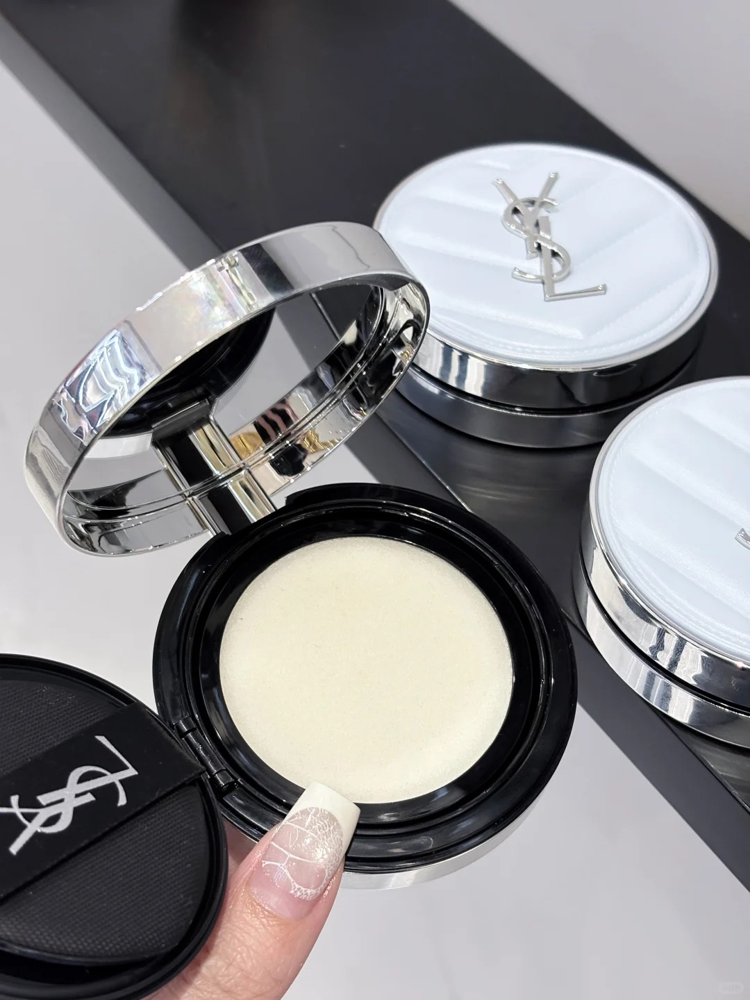 2026限定新品！YSL 聖羅蘭 冰感柔霧藍氣墊 冰川藍水散粉 All Hours Blur Cushion Limited Icy Blue Edition