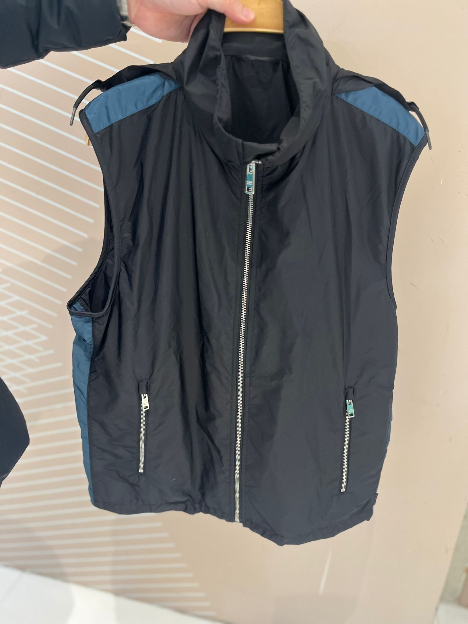 Prada nylon 拉鍊背心,100%Authentic, 95%new 