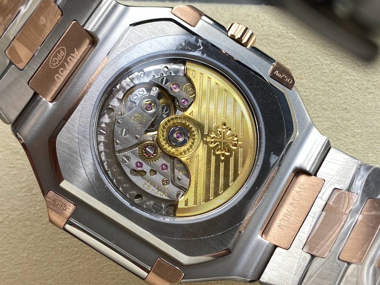 百达翡丽 方形 新系列CUBITUS 5821腕表 亮点特色：1️⃣机芯:搭载定制9015改Cal.26-330 SC一体机，调时不停秒，调时不停秒，摆轮位置均与正品一致，自动上链机芯。2️⃣钢带:316L定制级人体工程学表带，新扣款式。3️⃣表壳:尺寸45毫米厚度仅8.3mm，为表壳对角线长度(即10点位至4点位),因为表壳近似于方形，上下边的宽度会小于这一数值，所以视觉效果并不是很大。 搭配上，5821属于运动风格腕表，日常搭配正装和休闲风格也可以。