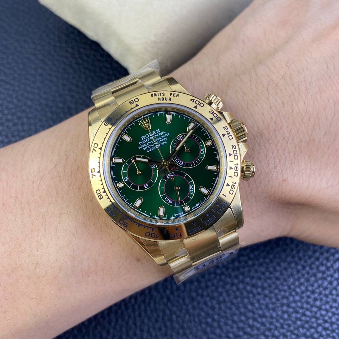 clean/C厂116508全金象牙迪通拿款式合集1.本次推出的是全金迪通拿 2.搪瓷黑面表盘0色差，钻石使用平替莫桑石，火彩效果不亚于真钻，不是劣质锆石。 3.表盘部分也是使用3段式拼接头粒，全部散件电镀。 4.表圈部分的字体粗细，以及最重要的，黑色填油是和原装一样的，磨砂质 感。这也是唯一一个做到的，后续发细节图又对比。 更多细节可以仔细看真假对比图🤟🏻💯