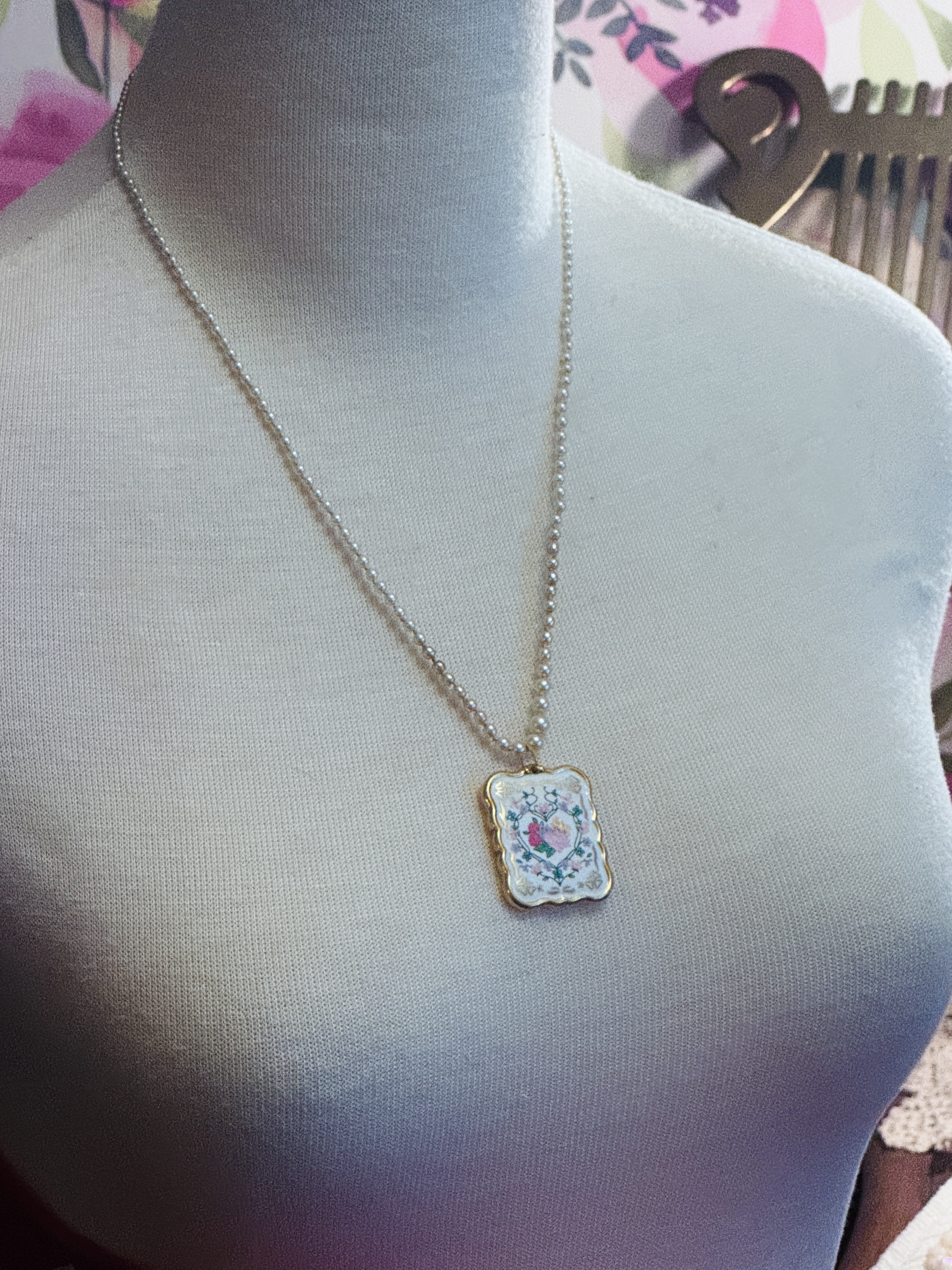 Vintage Eastern European Porcelain Pendant on Graduating Glass Pearl Necklace(NZ111)