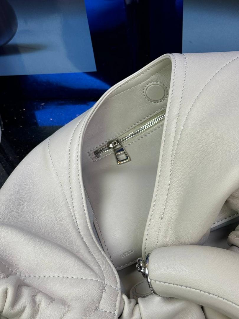🎈（全钢五金）中号纳帕羊皮𝙎𝙦𝙪𝙚𝙚𝙯𝐞 —【海盐白】到货📍 尺寸中号：34-33-13.5cm 尺寸小号：29-10.5-24cm 型号:652328 【配全套礼盒】 😇罗家全新成员Squeeze手袋💯 满分到货•采用触感柔软的纳帕小羊皮革🐏•里外全皮💯传统工艺➕创新研究•全新独特设计。 😇最新宣言款配件：Anagramc pebbled 不锈钢及铝合金材质•升级打造标志性甜甜圈•相同质感•更轻重量。 😇具备令人惊讶的轻盈褶皱包身 可肩背、斜挎或手提*可调节甜甜圈⛓️链条肩带•搭配Anagram携刻鹅卵石•附加额外链条•可进一步延长肩带*磁扣开合*内部拉链口袋